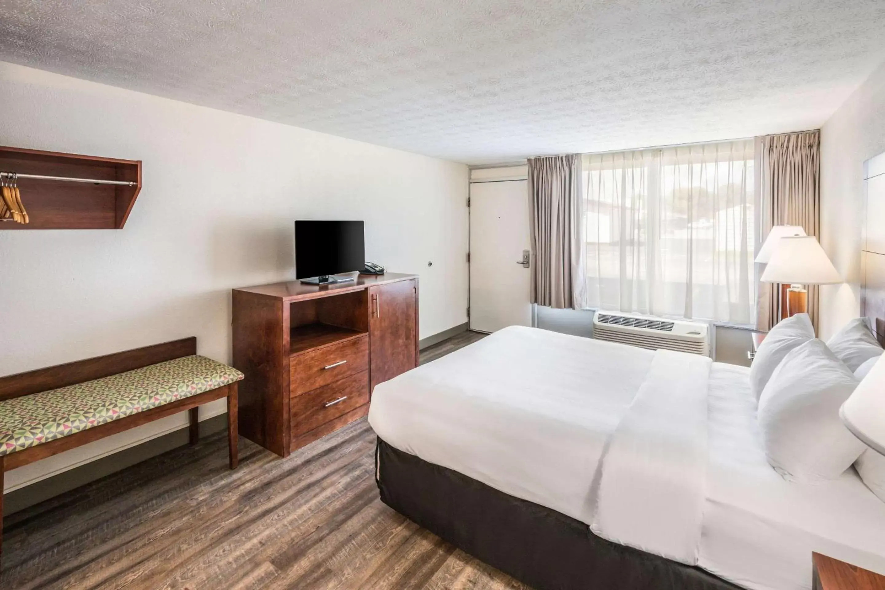 TV and multimedia, Bed in Suburban Studios Middlesboro TV and multimedia, Bed in Suburban Studios Middlesboro