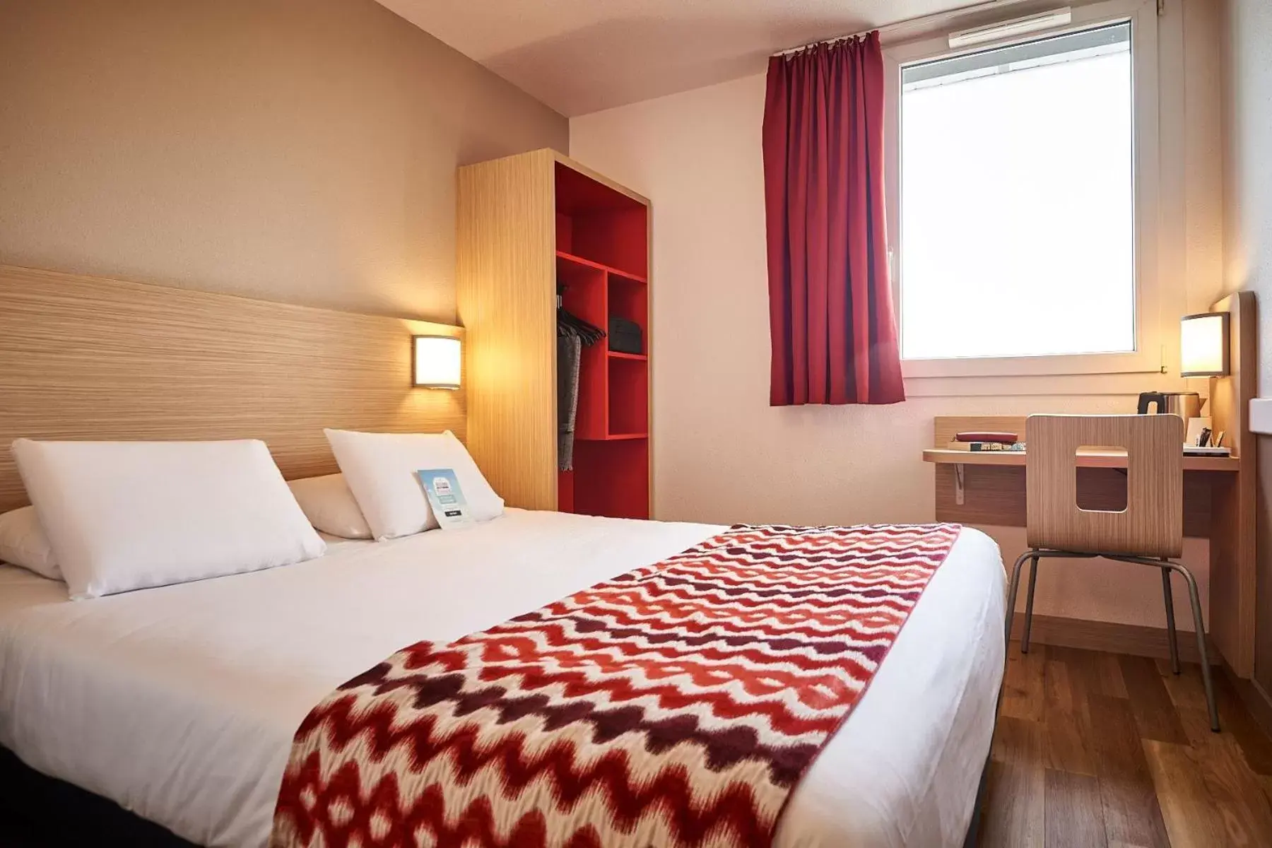 Bedroom, Bed in Kyriad Rouen Sud - Val de Reuil Bedroom, Bed in Kyriad Rouen Sud - Val de Reuil