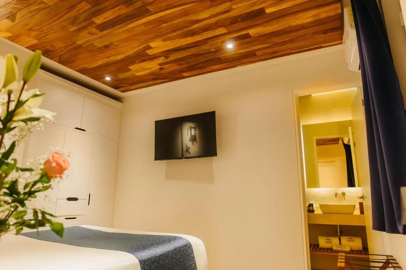 Bedroom, TV/Entertainment Center in Hotel Boutique Maria