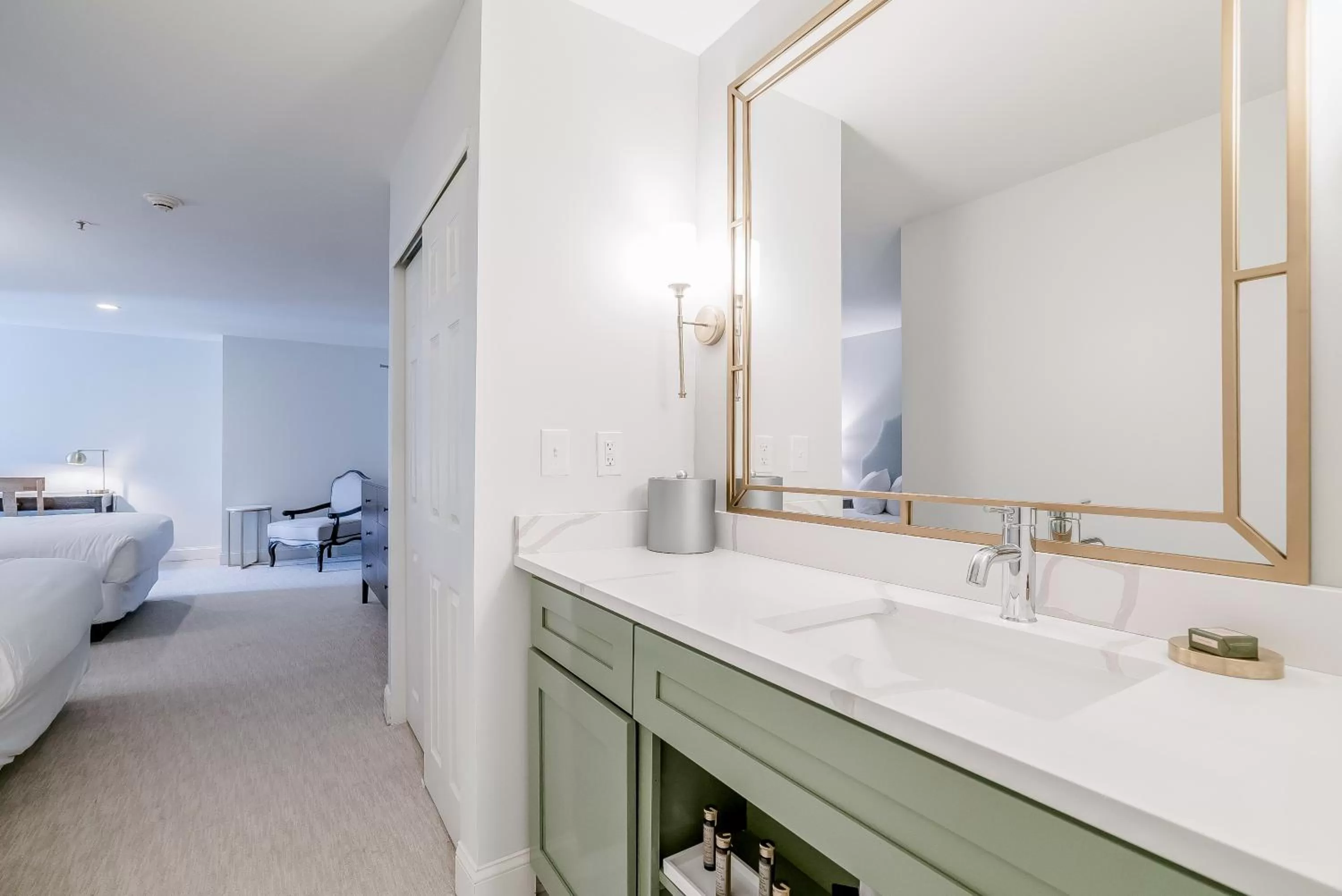 Bathroom, Bed in Chateau Renault