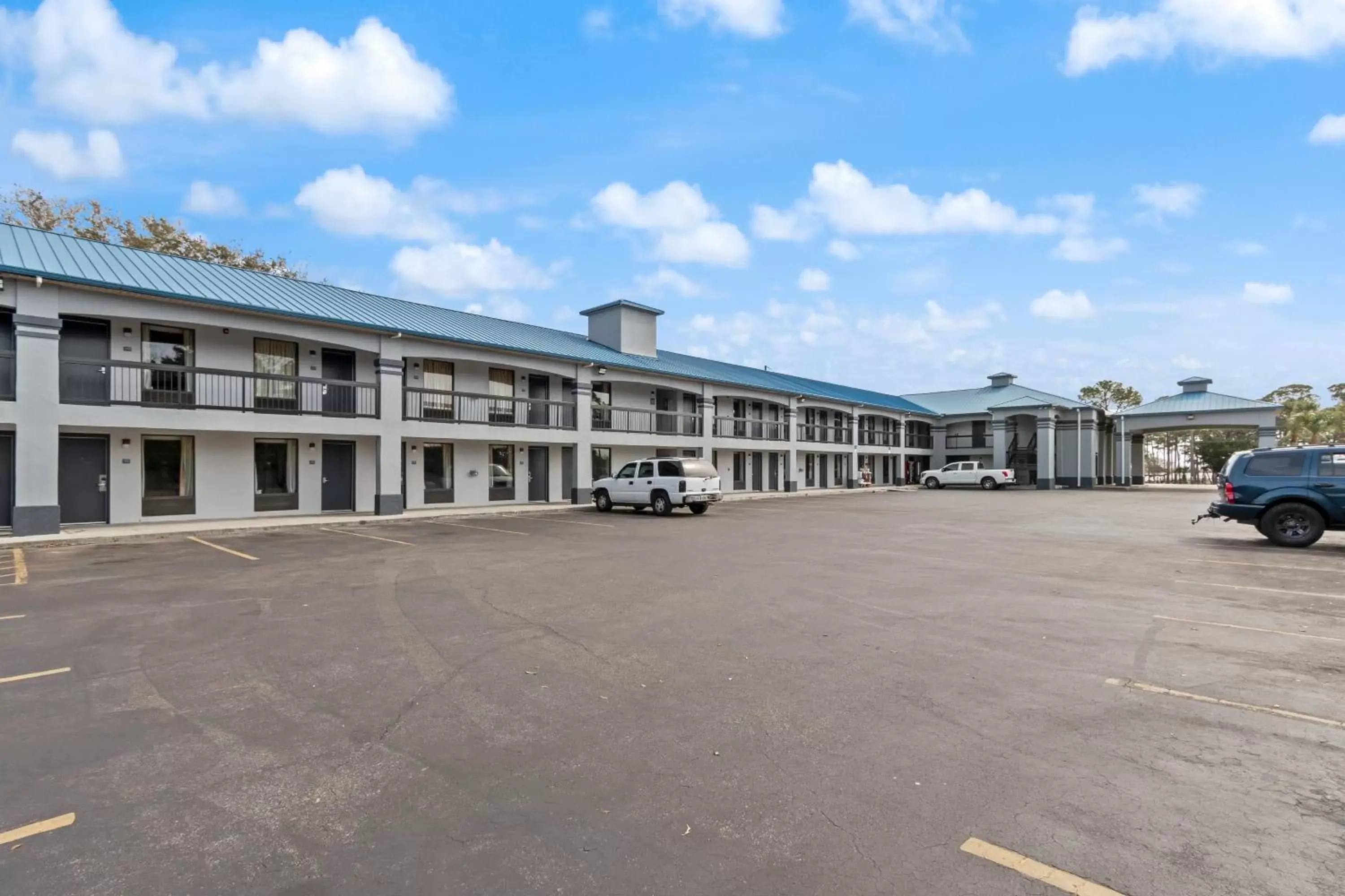 Property building in Regency Inn Near Boardwalk & Hurlburt Field Property building in Regency Inn Near Boardwalk & Hurlburt Field