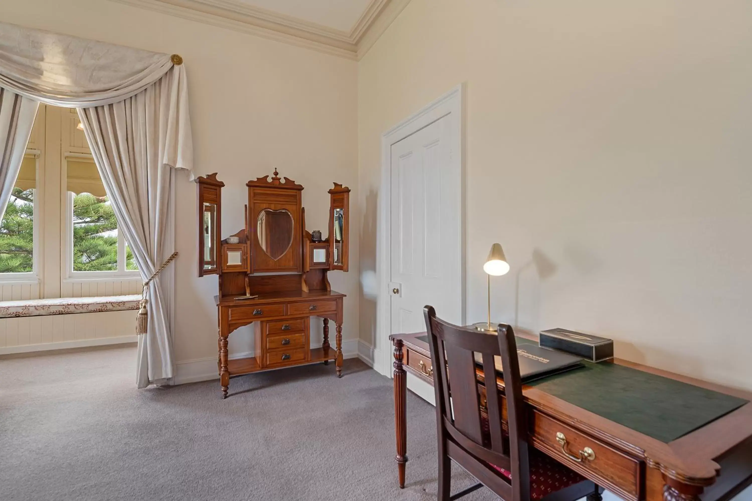 Dining Area in Waratah On York