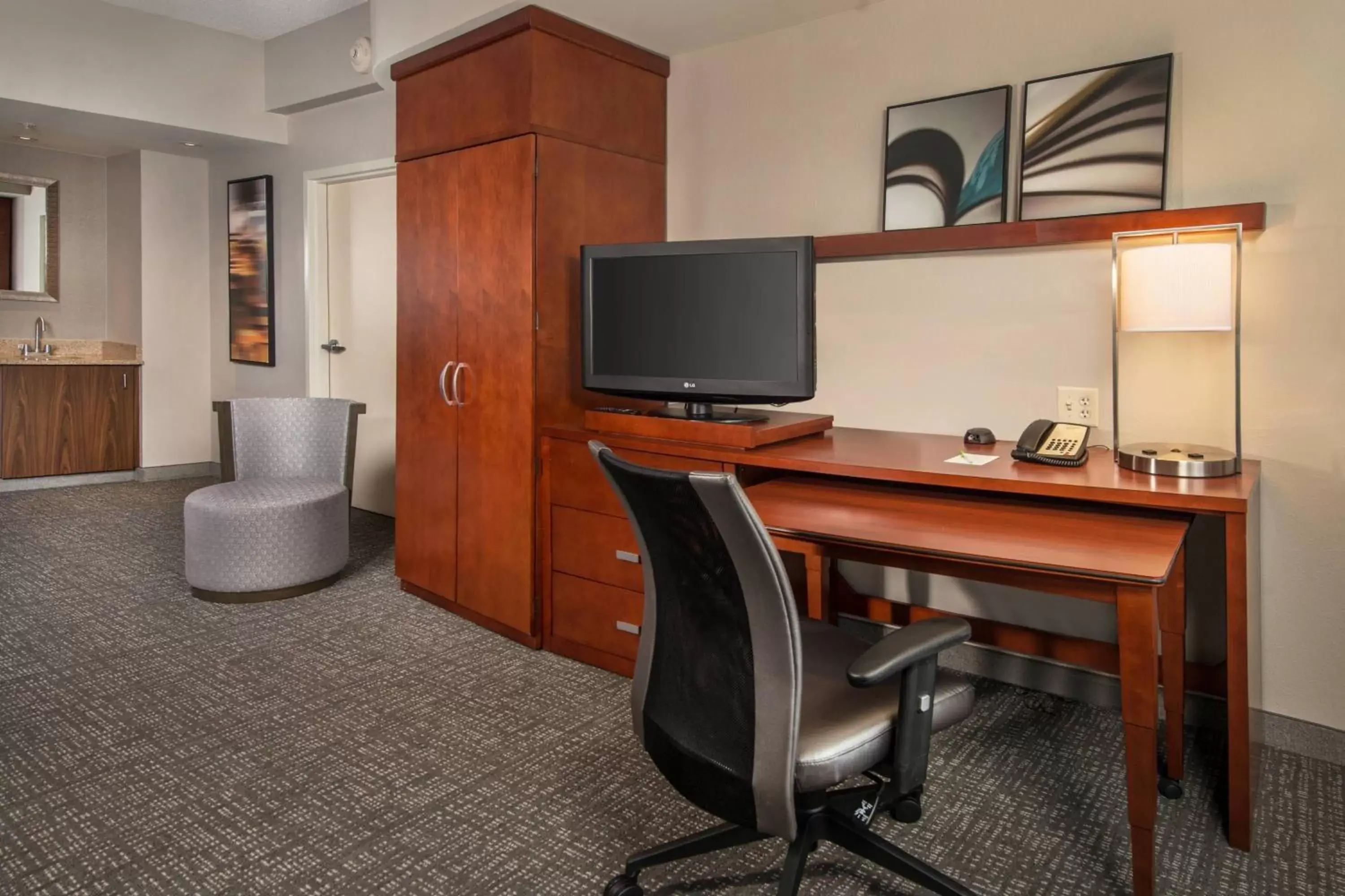 Photo of the whole room, TV/Entertainment Center in Courtyard by Marriott Hagerstown