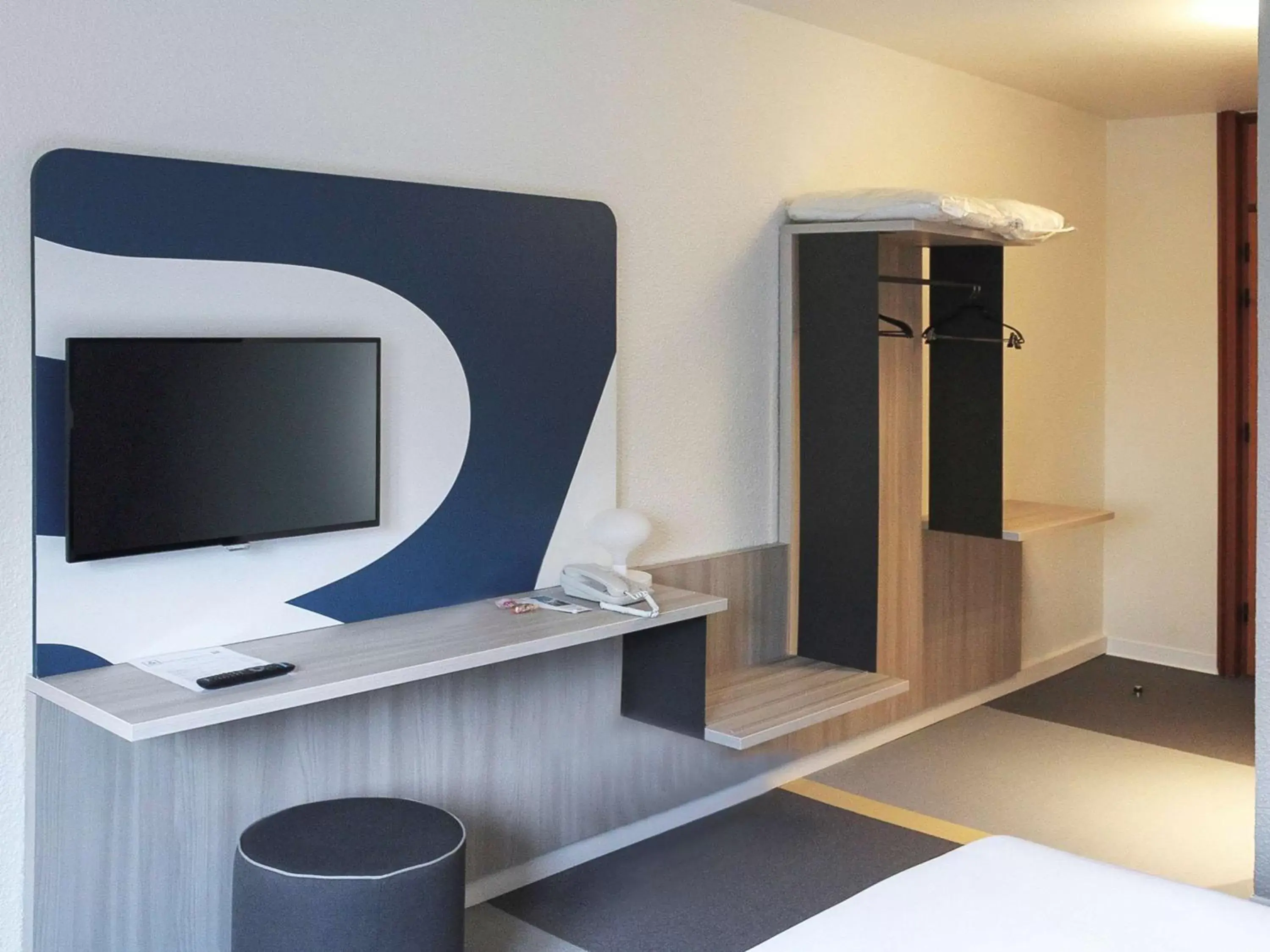 Photo of the whole room, TV/Entertainment Center in ibis Styles Beauvais