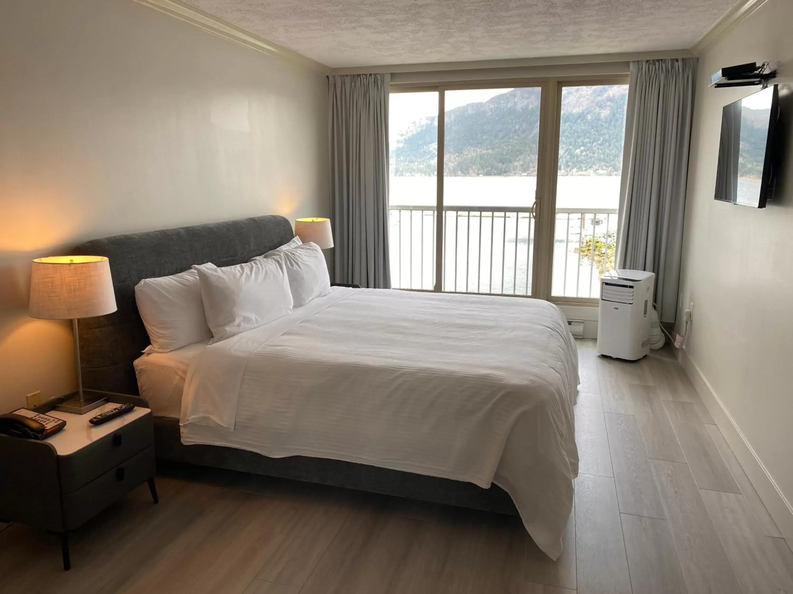 Bedroom, Bed in Oceanfront Suites at Cowichan Bay
