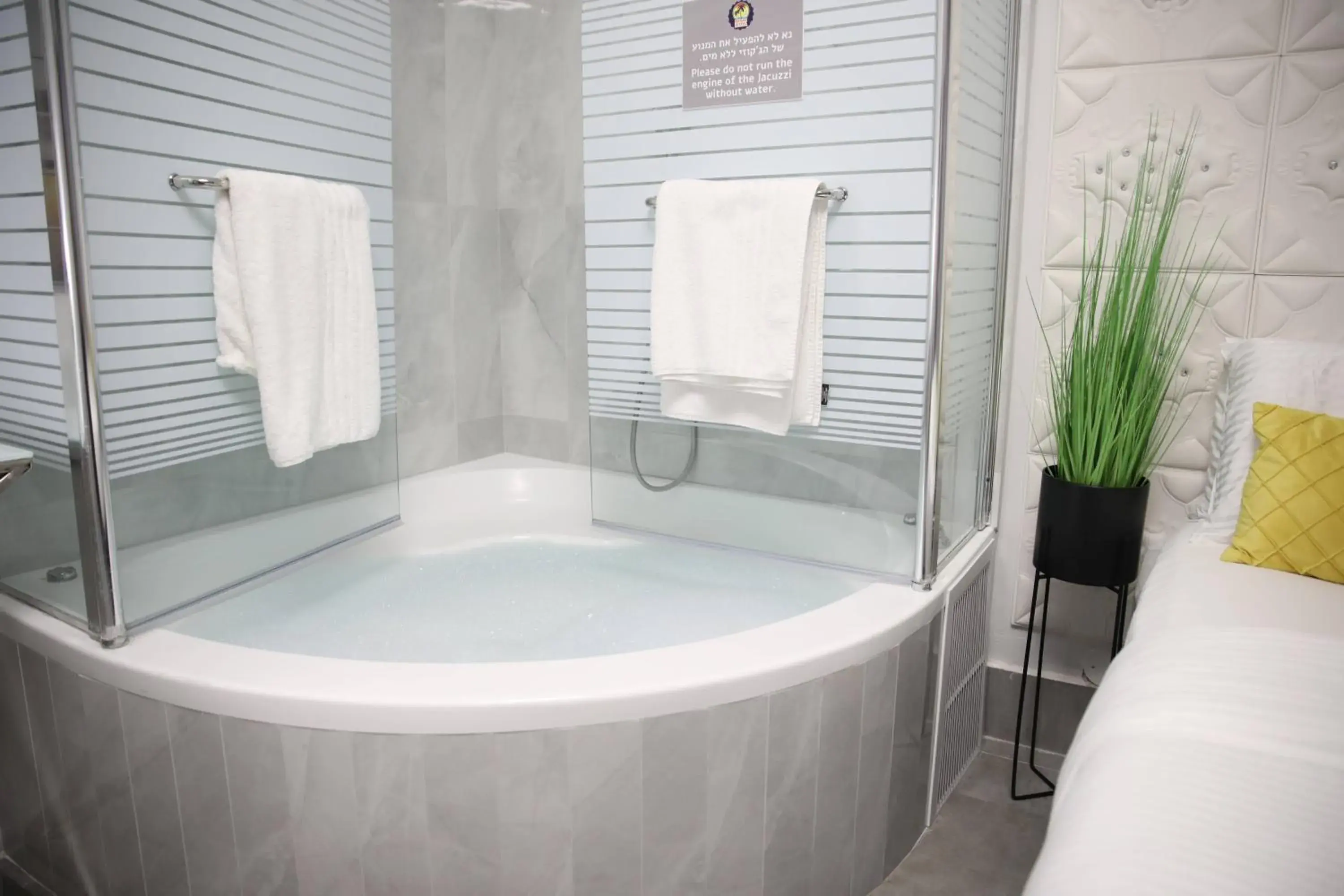 Bath, Bathroom in Miami Beach Hotel Tel Aviv