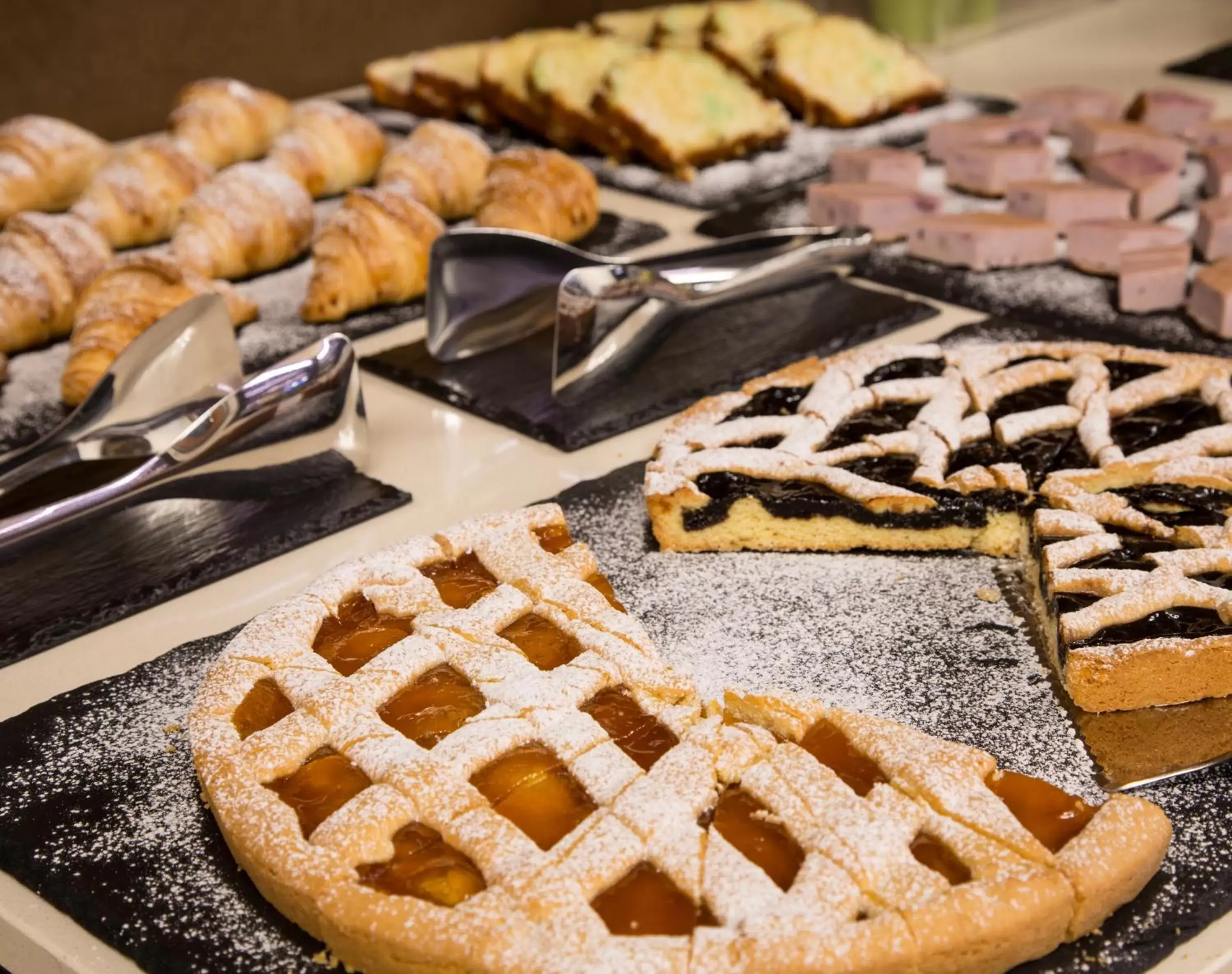 Buffet breakfast, Food in Grande Albergo Roma