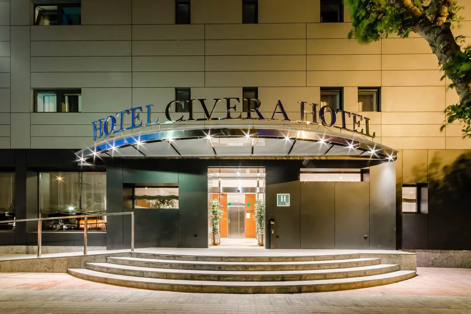 Facade/entrance in Hotel Civera