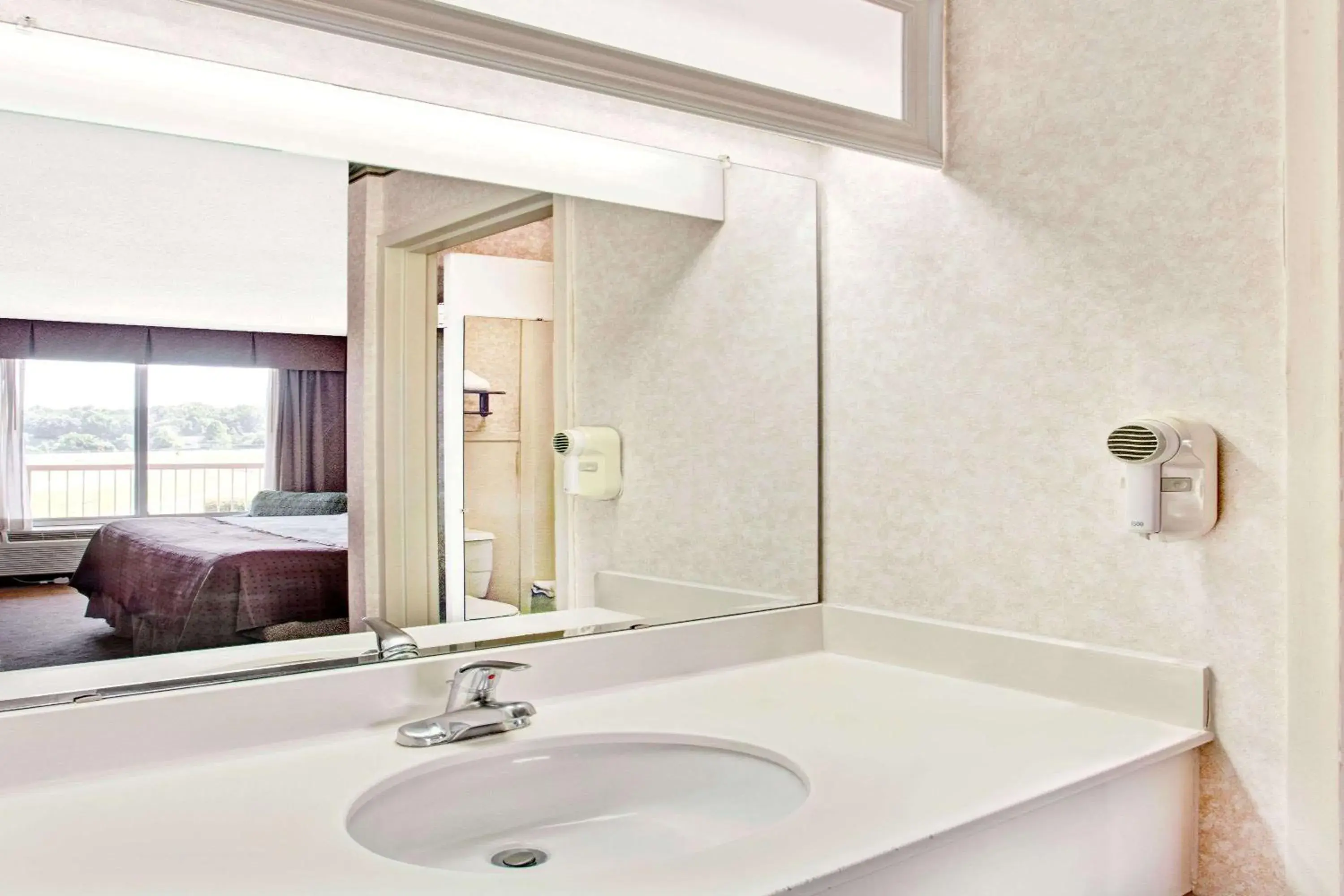 Photo of the whole room, Bathroom in Days Inn by Wyndham Forrest City