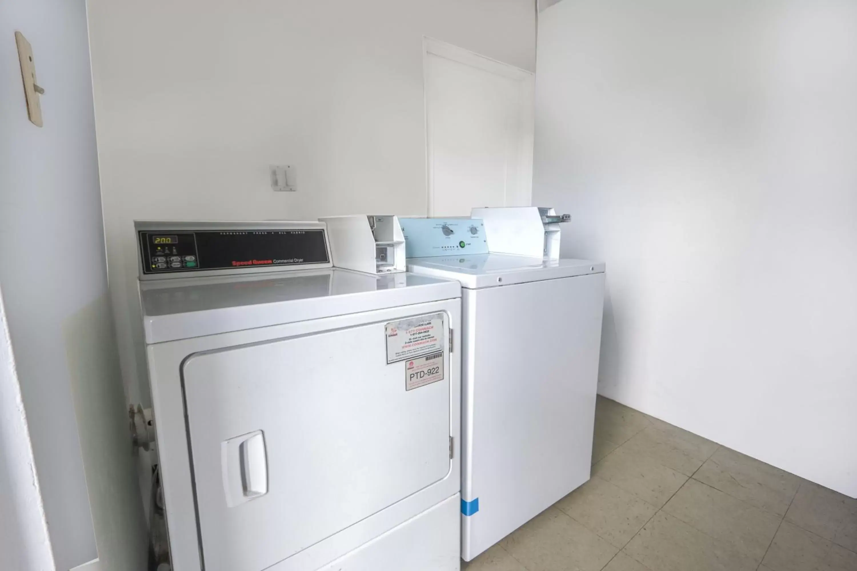 laundry, Kitchen/Kitchenette in OYO Hotel North Lima OH - Boardman