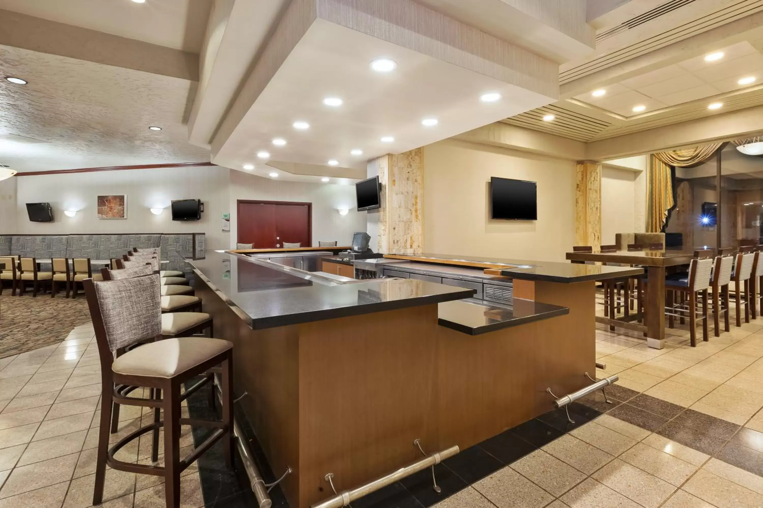 Lounge or bar in Crowne Plaza Columbus North - Worthington, an IHG Hotel