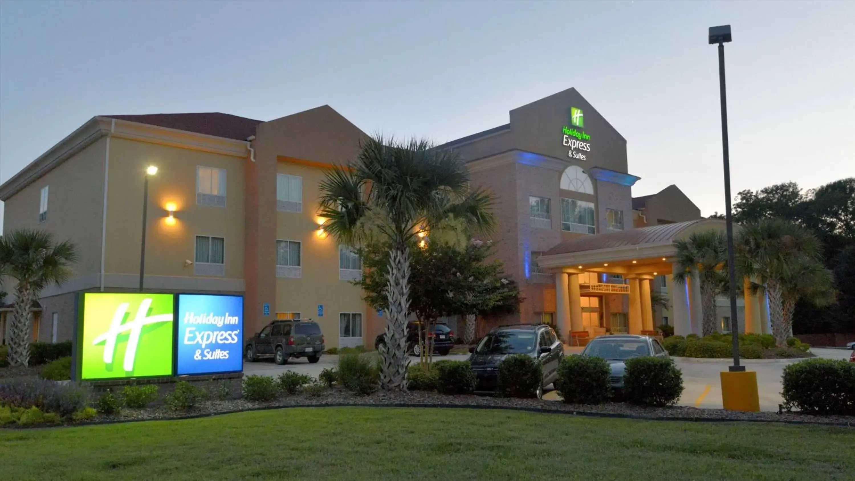 Property Building in Holiday Inn Express Baton Rouge North, an IHG Hotel