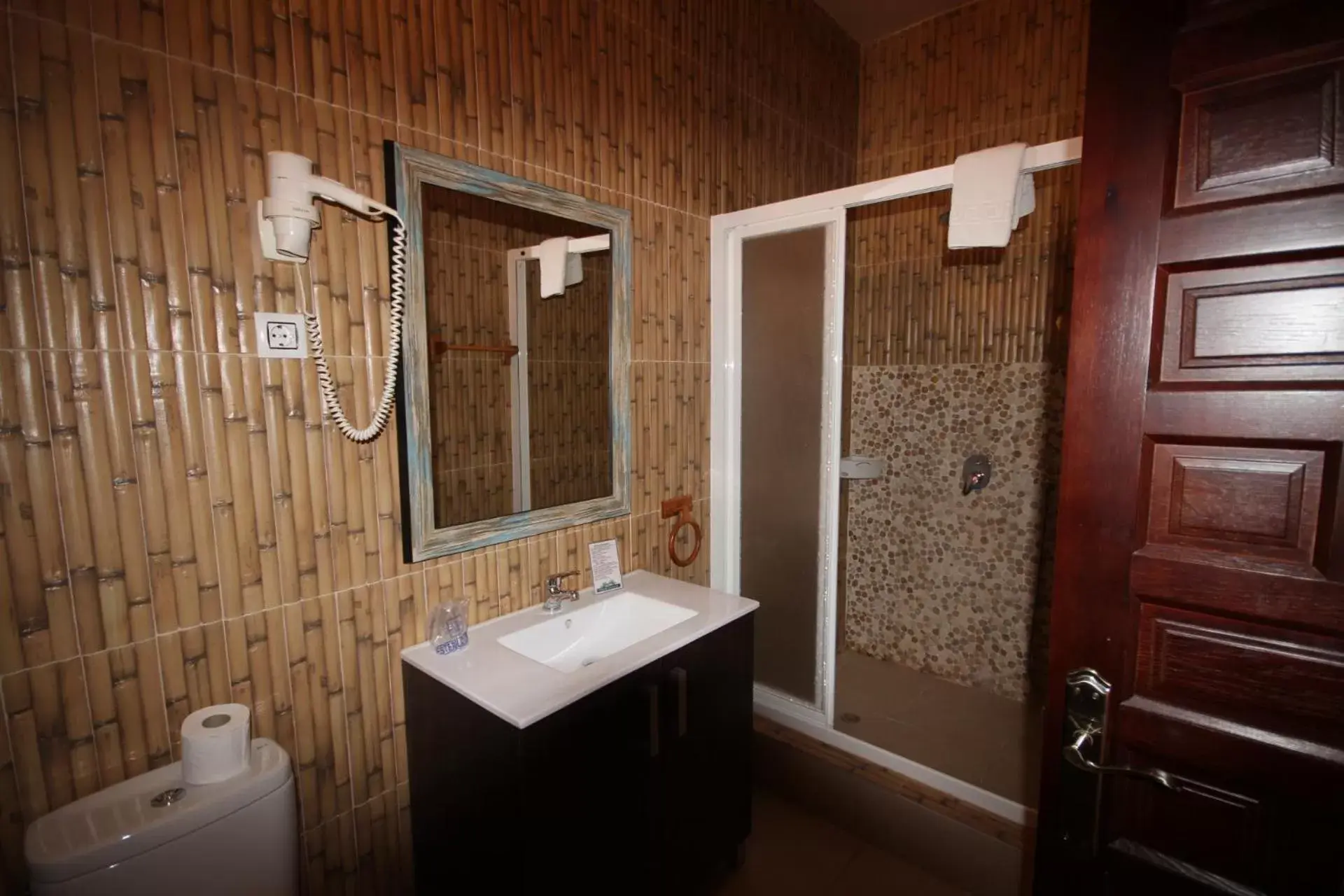 Shower, Bathroom in Hotel Copacabana Tarifa Beach