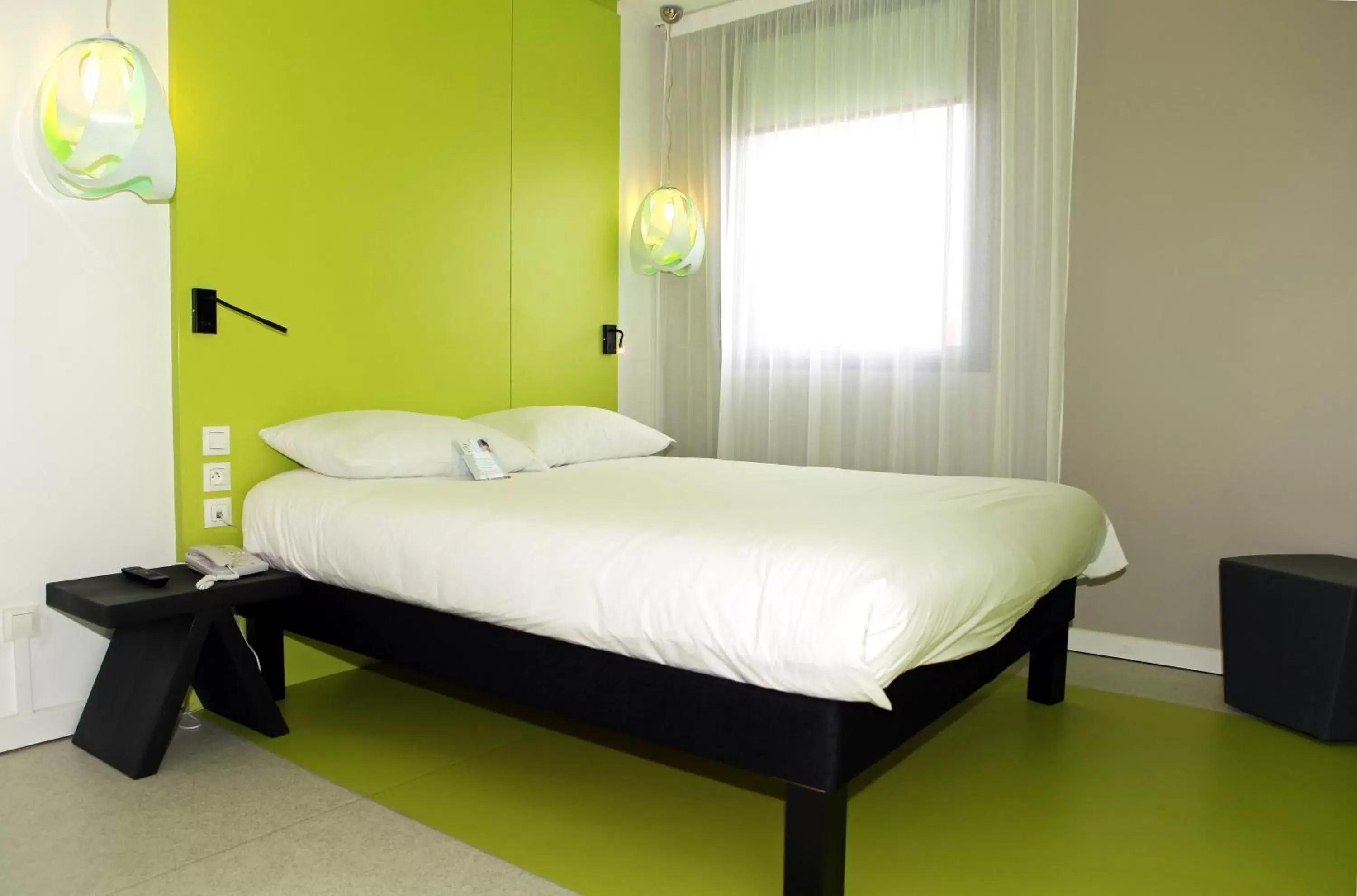 Bedroom, Bed in ibis Styles Nimes Gare Centre