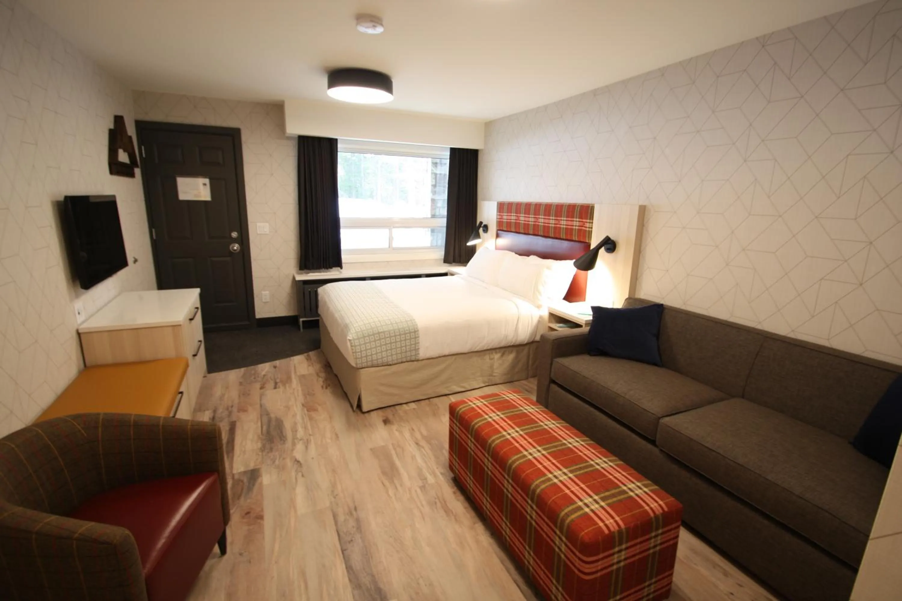 Photo of the whole room, Bed in Mountaineer Lodge