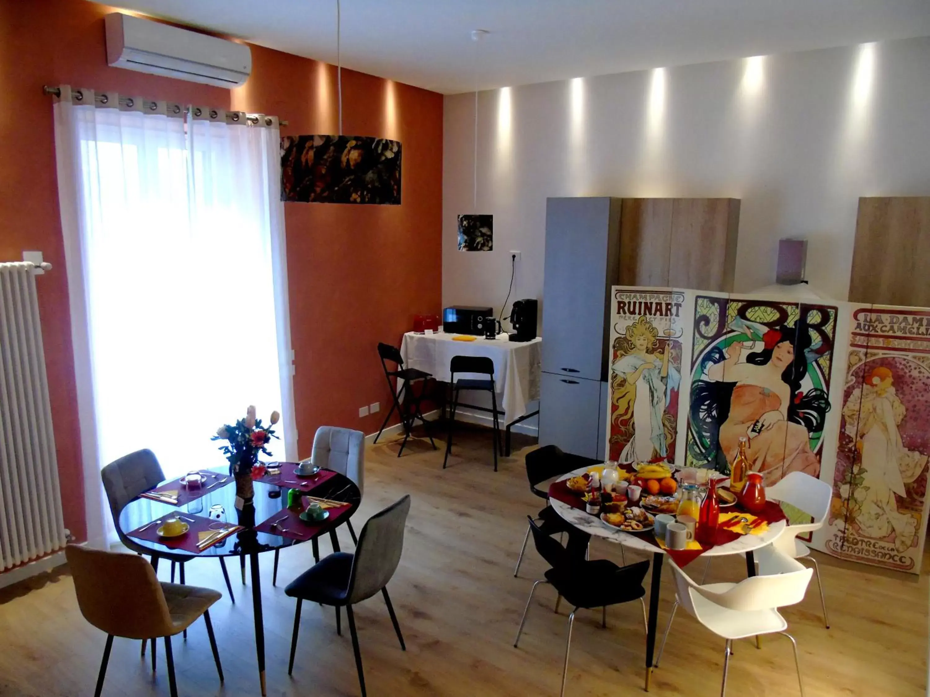 Kitchen or kitchenette, Dining Area in Massimo Luxury Rooms