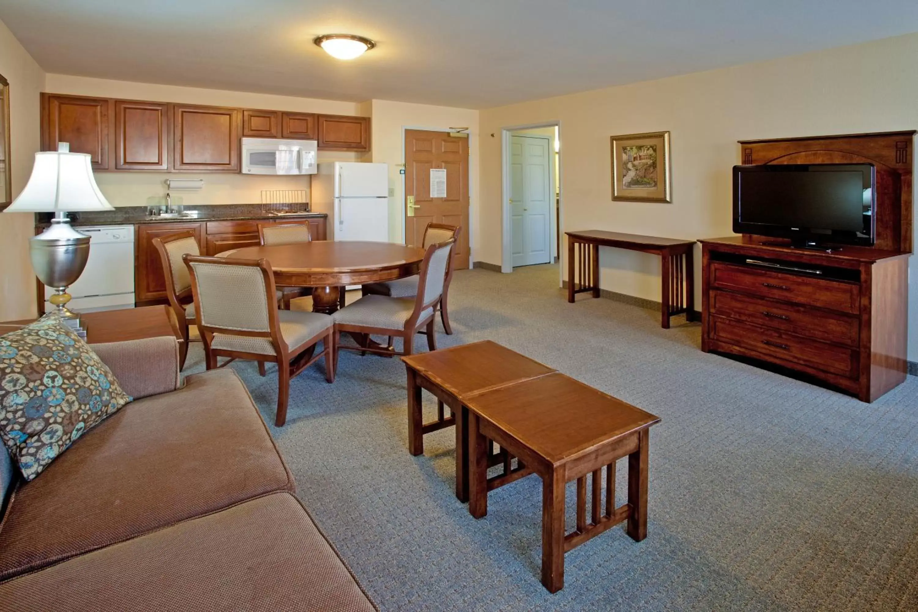 Photo of the whole room, Seating Area in Staybridge Suites - Albuquerque Airport, an IHG Hotel