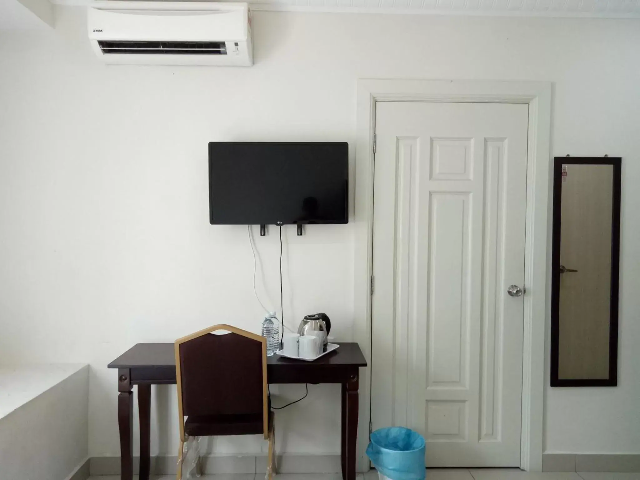 TV and multimedia, TV/Entertainment Center in Hotel Mutiara KGMMB