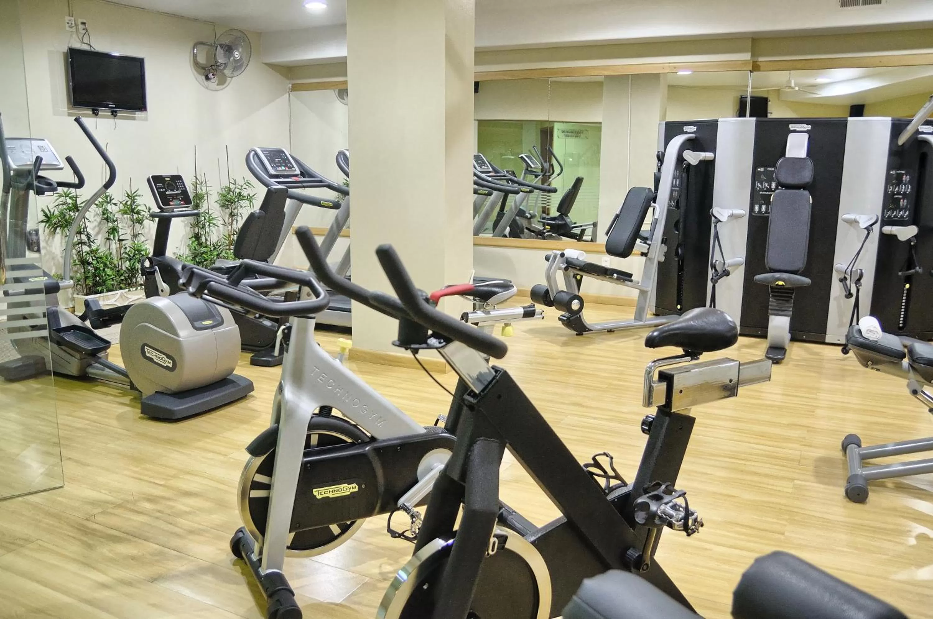 Fitness centre/facilities in Suites Camino Real