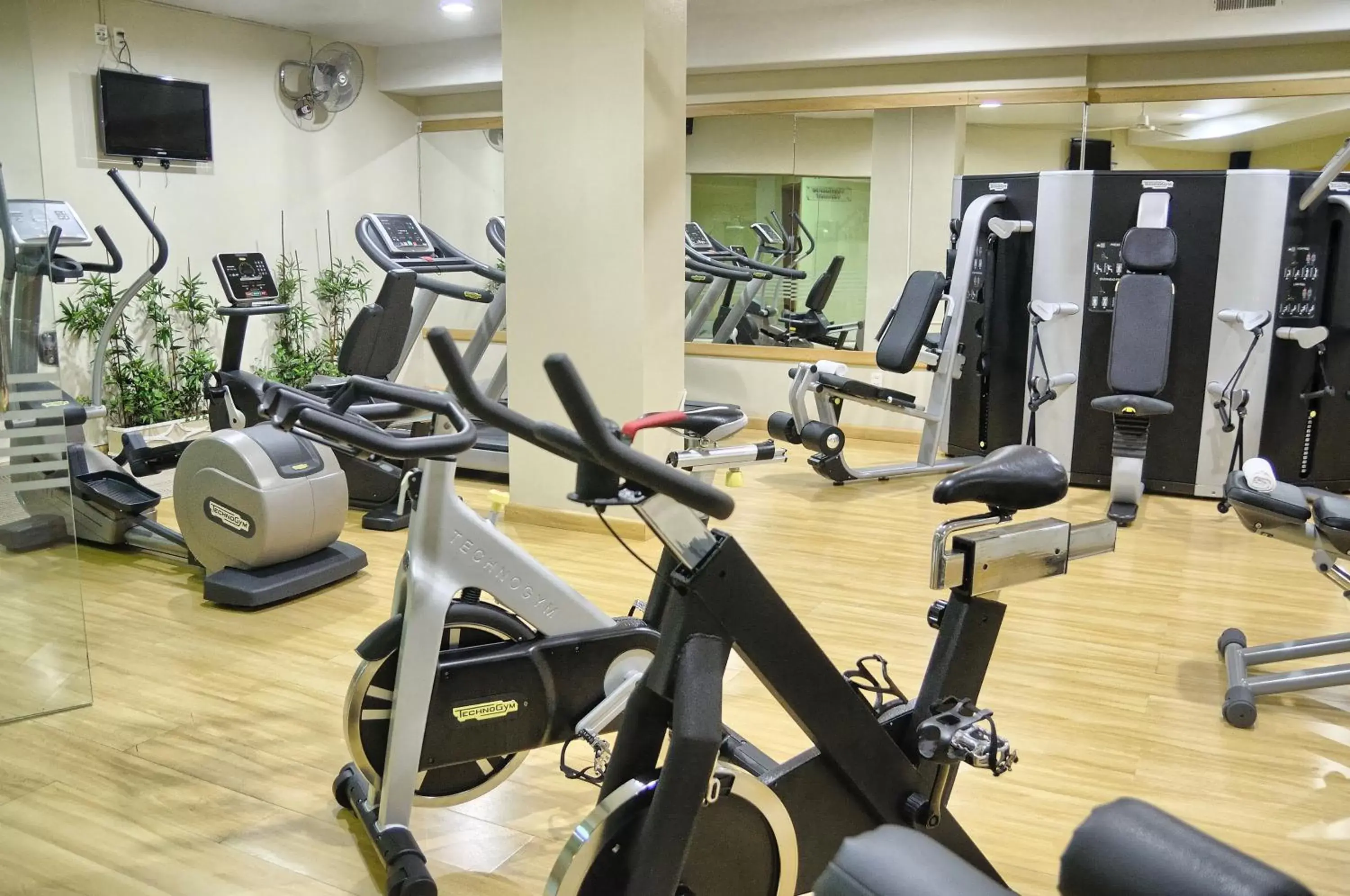 Fitness centre/facilities in Suites Camino Real Fitness centre/facilities in Suites Camino Real