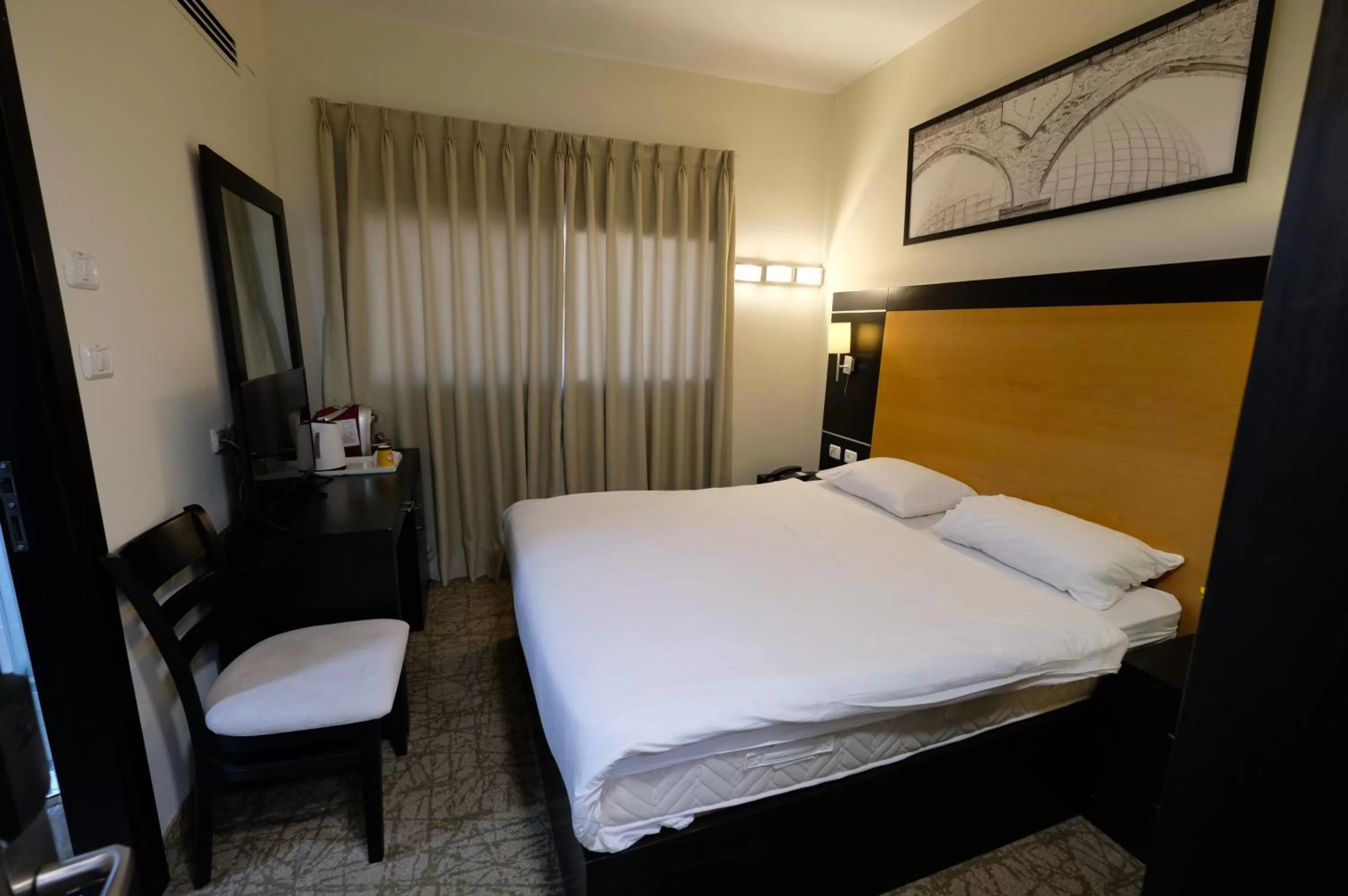Bedroom, Bed in New Capitol Hotel - Jerusalem