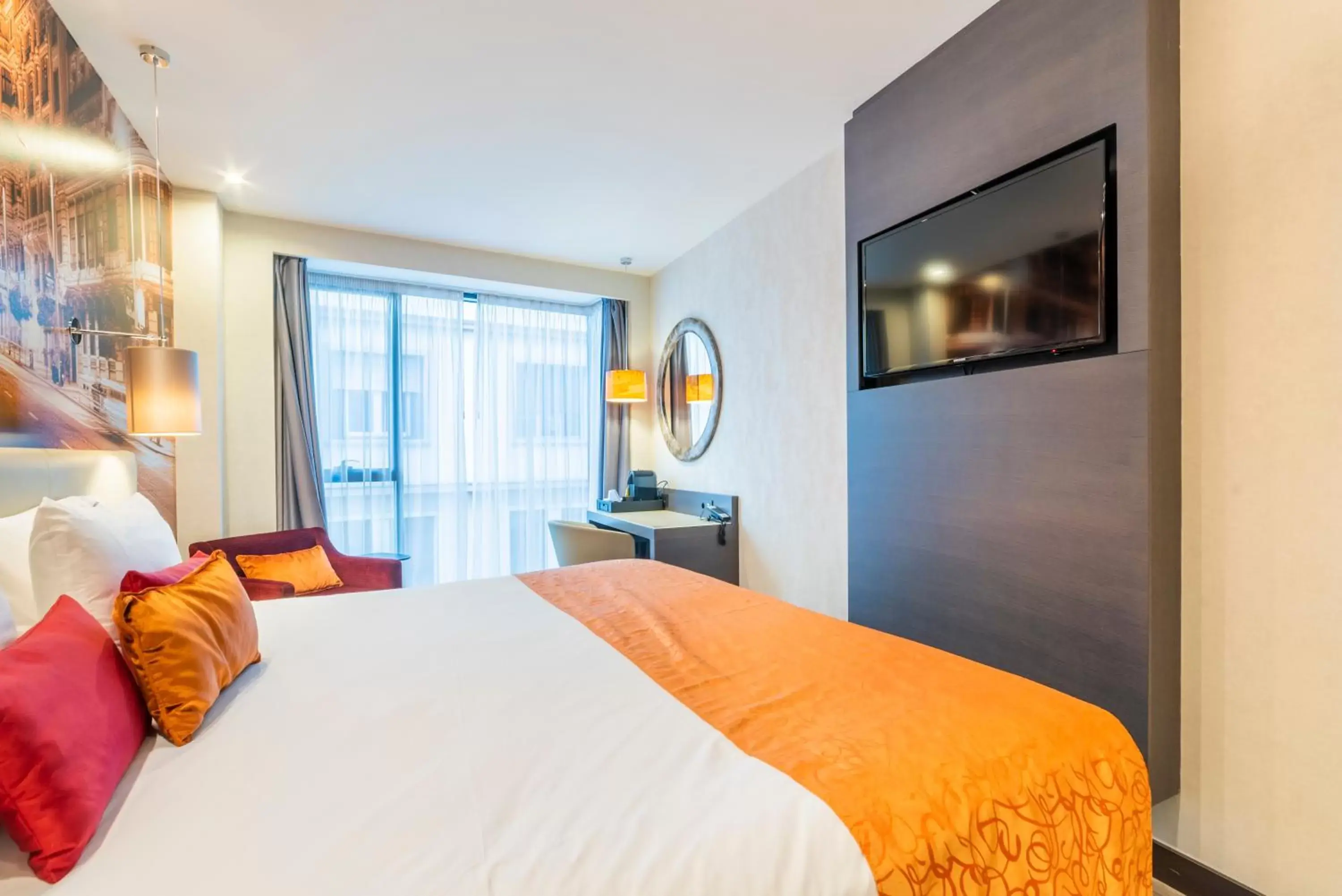 Communal lounge/ TV room, Bed in Hotel Indigo Madrid - Gran Via, an IHG Hotel