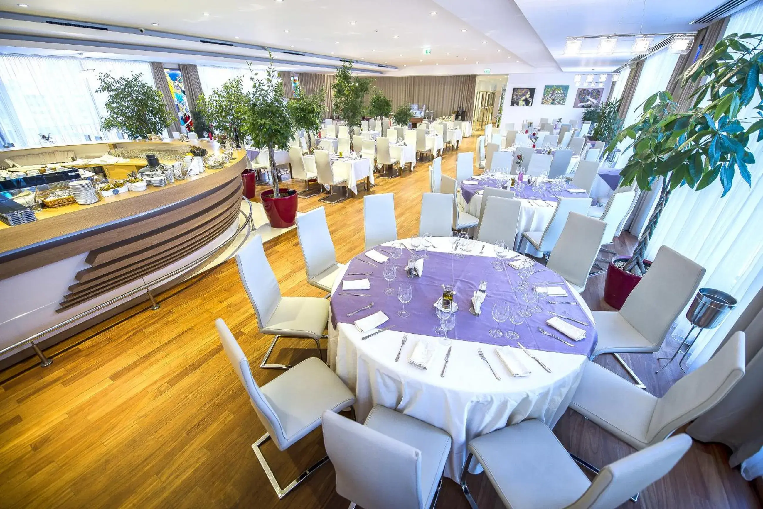 Restaurant/places to eat in Marshal Garden Hotel