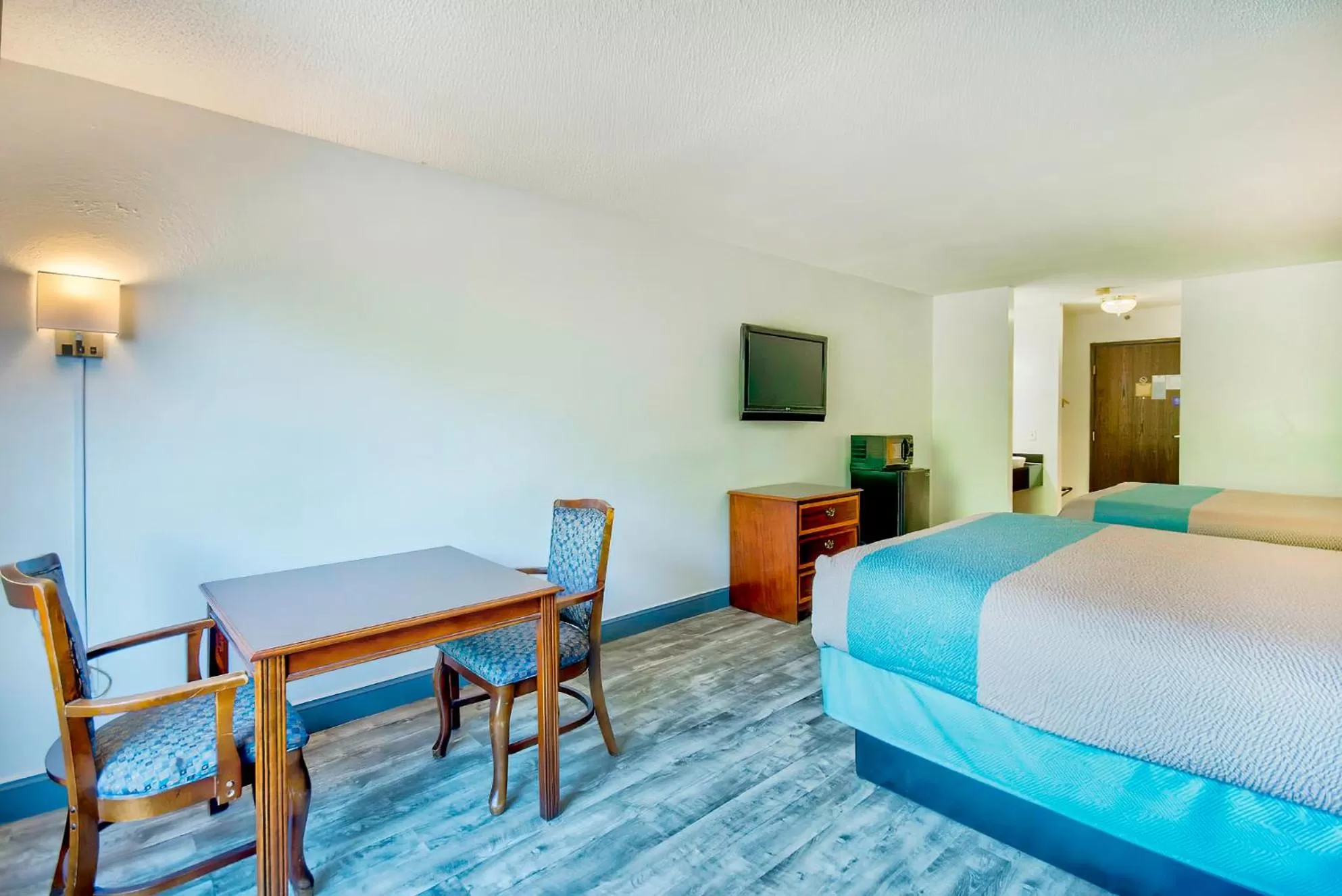 Bed in Motel 6-Grand Rivers, KY