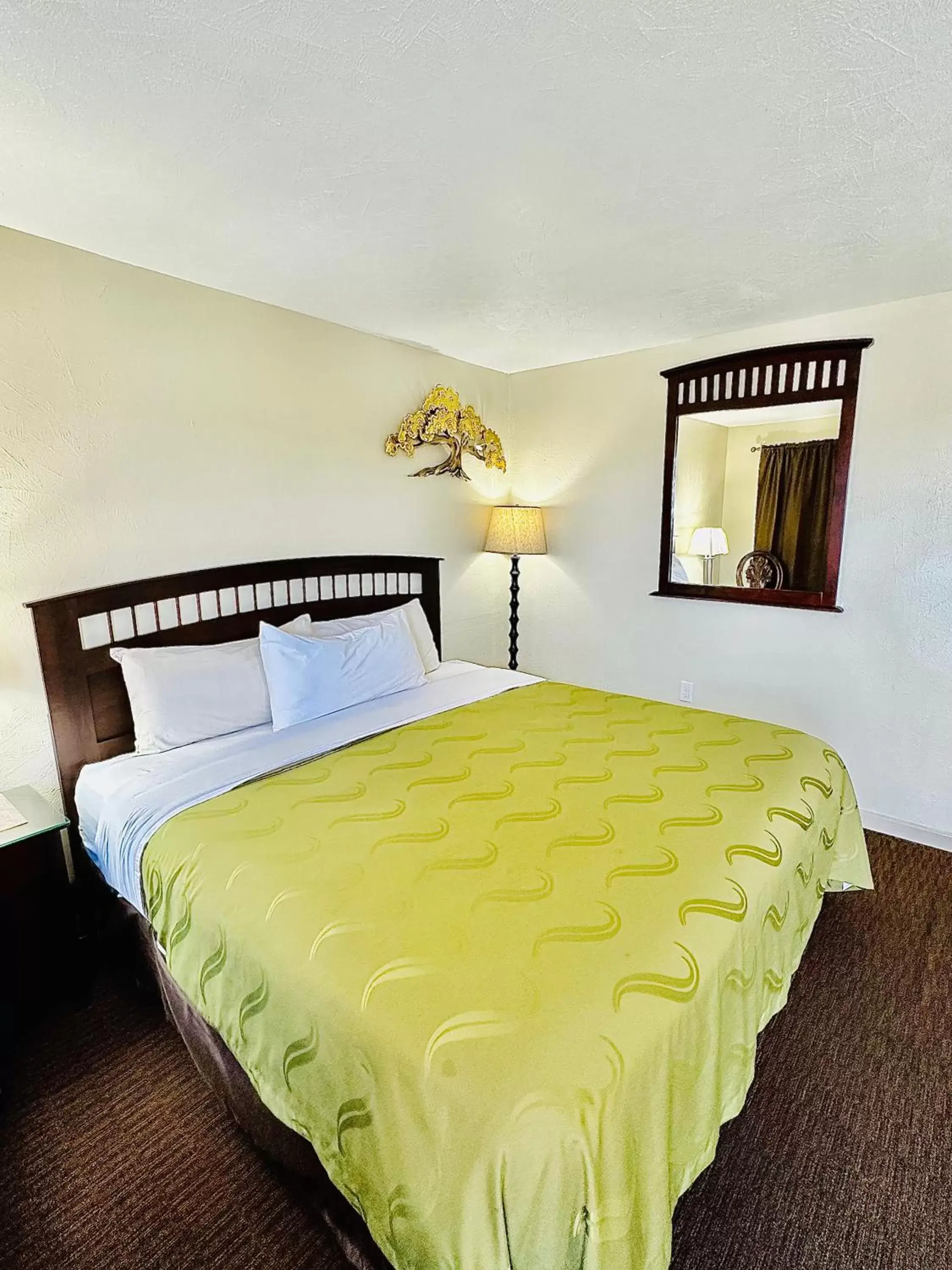 Bed in Sage N Sand Motel