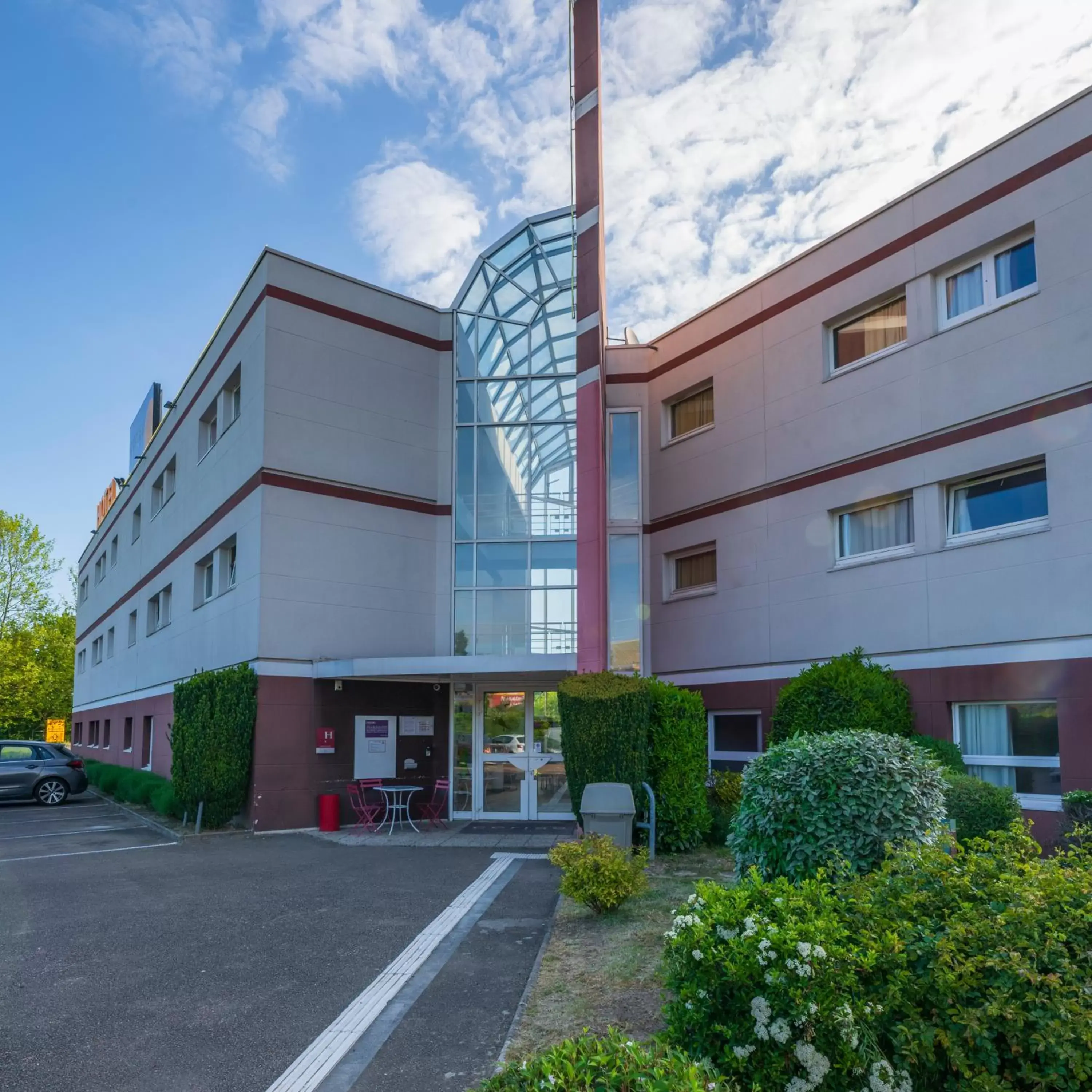 Property Building in Hôtel Cerise Auxerre