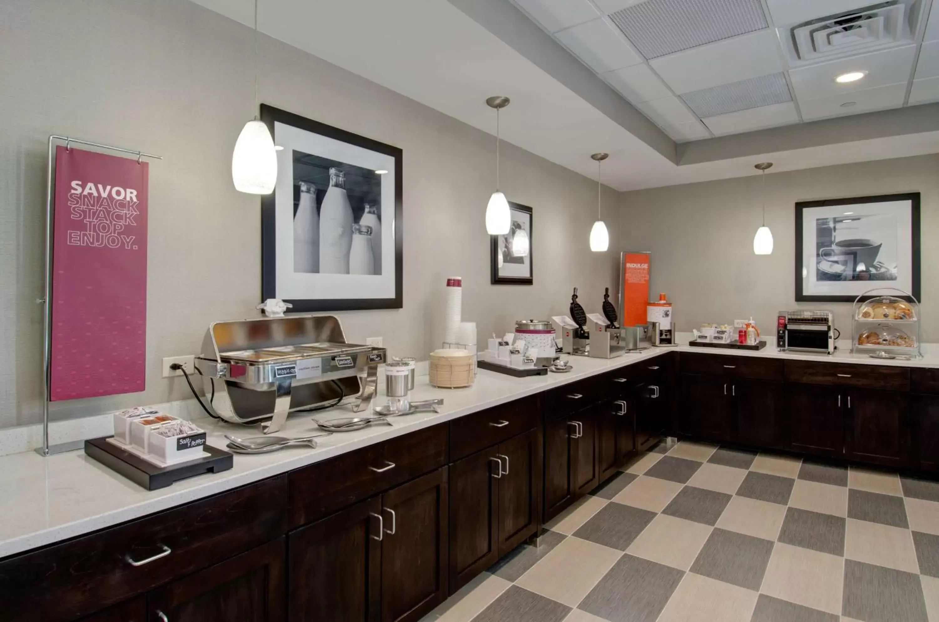 Breakfast, Kitchen/Kitchenette in Hampton Inn & Suites Springfield Downtown