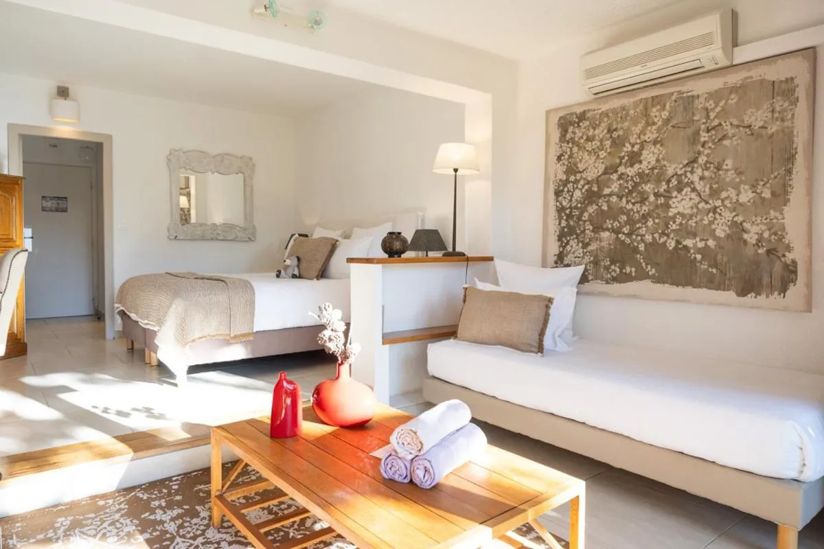 Seating area, Bed in Hôtel Font Mourier