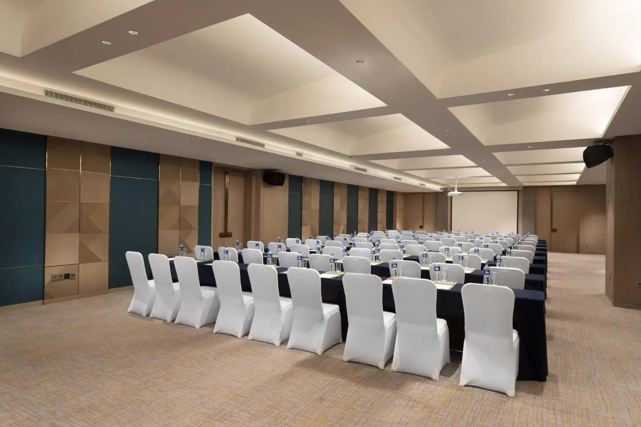 Meeting/conference room in Holiday Inn Guiyang City Center, an IHG Hotel