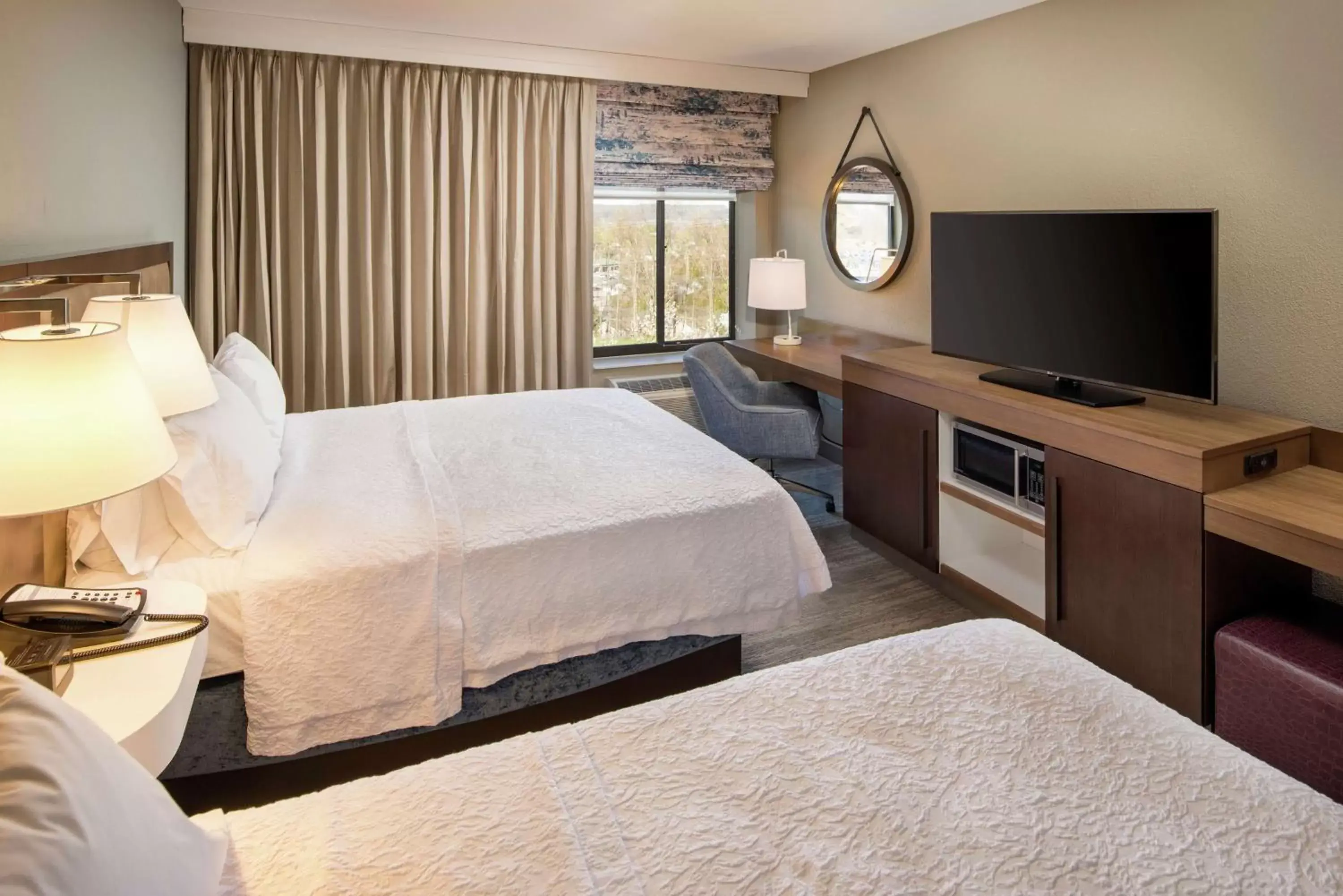 Bedroom, Bed in Hampton Inn & Suites Binghamton/Vestal