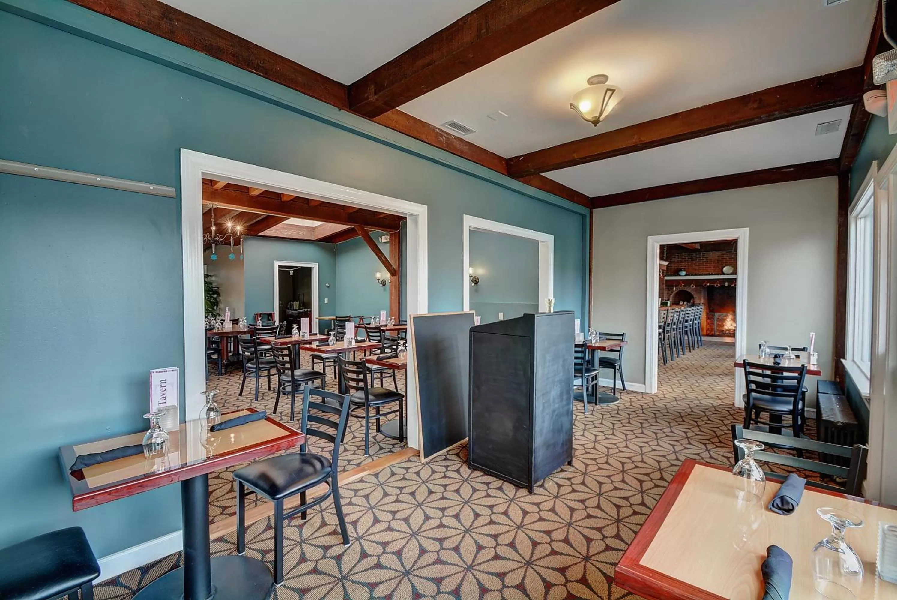 Restaurant/places to eat in Colonial Motel and Spa