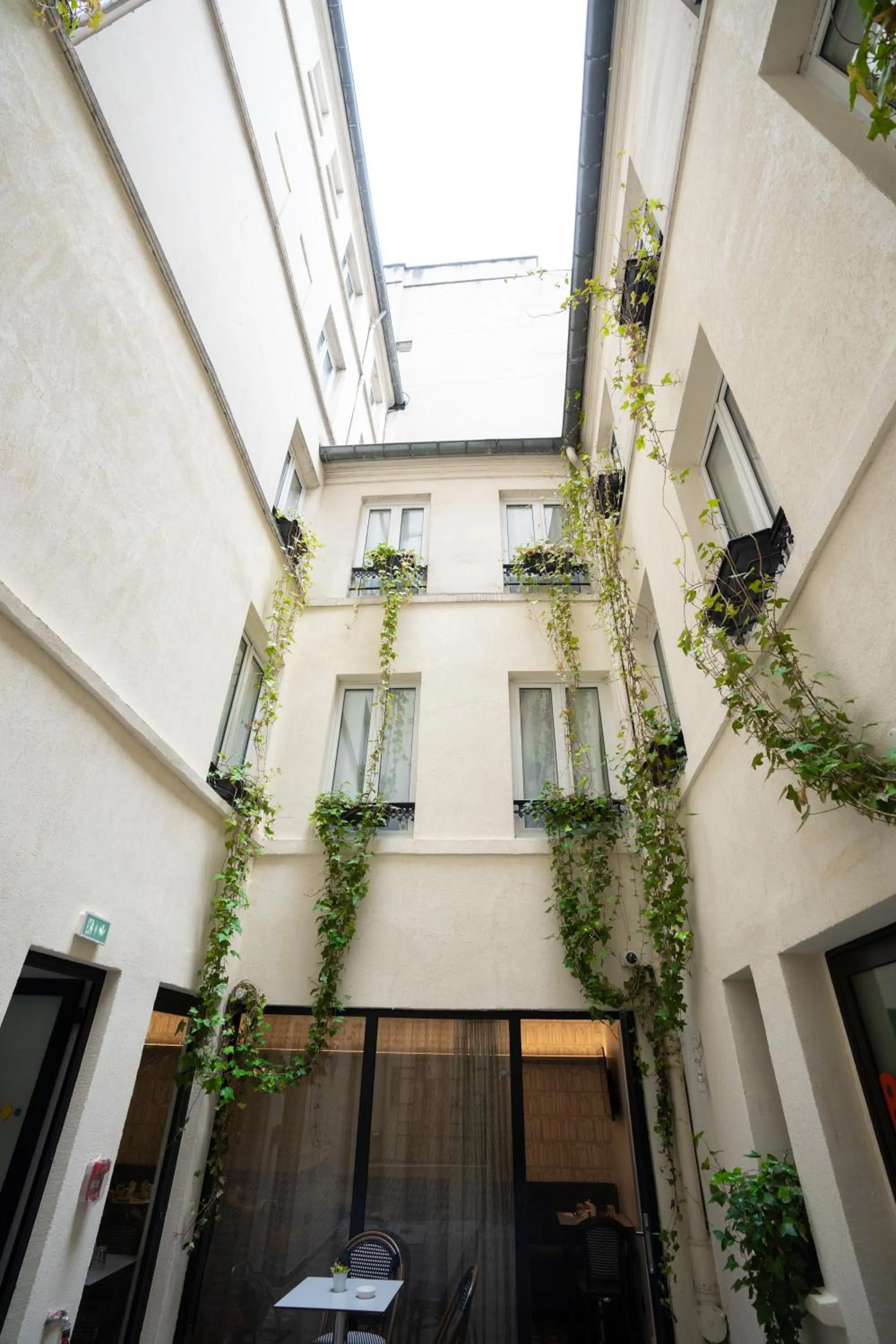 Property building in Hôtel Du Mont Dore Batignolles
