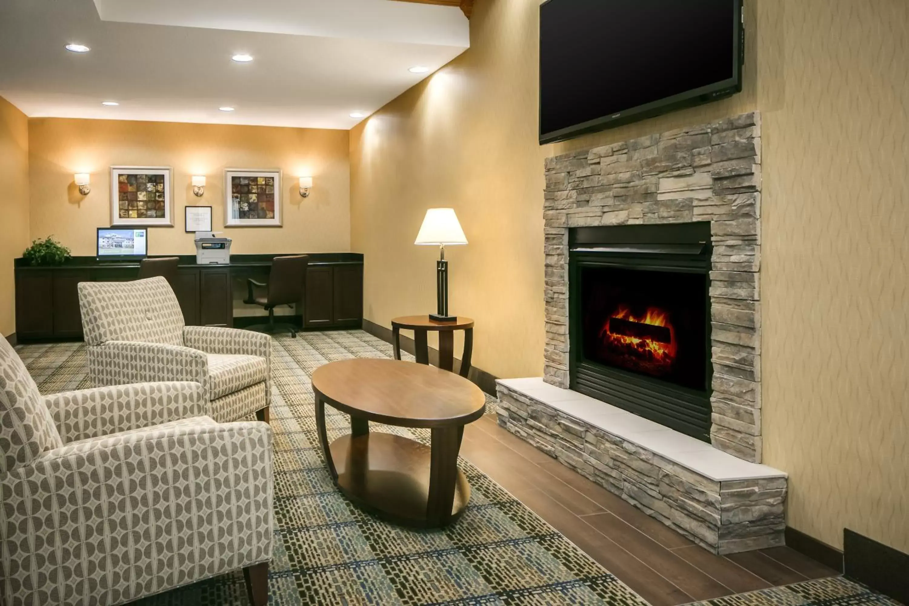 Lobby or reception, Lounge/Bar in Holiday Inn Express & Suites Clinton, an IHG Hotel