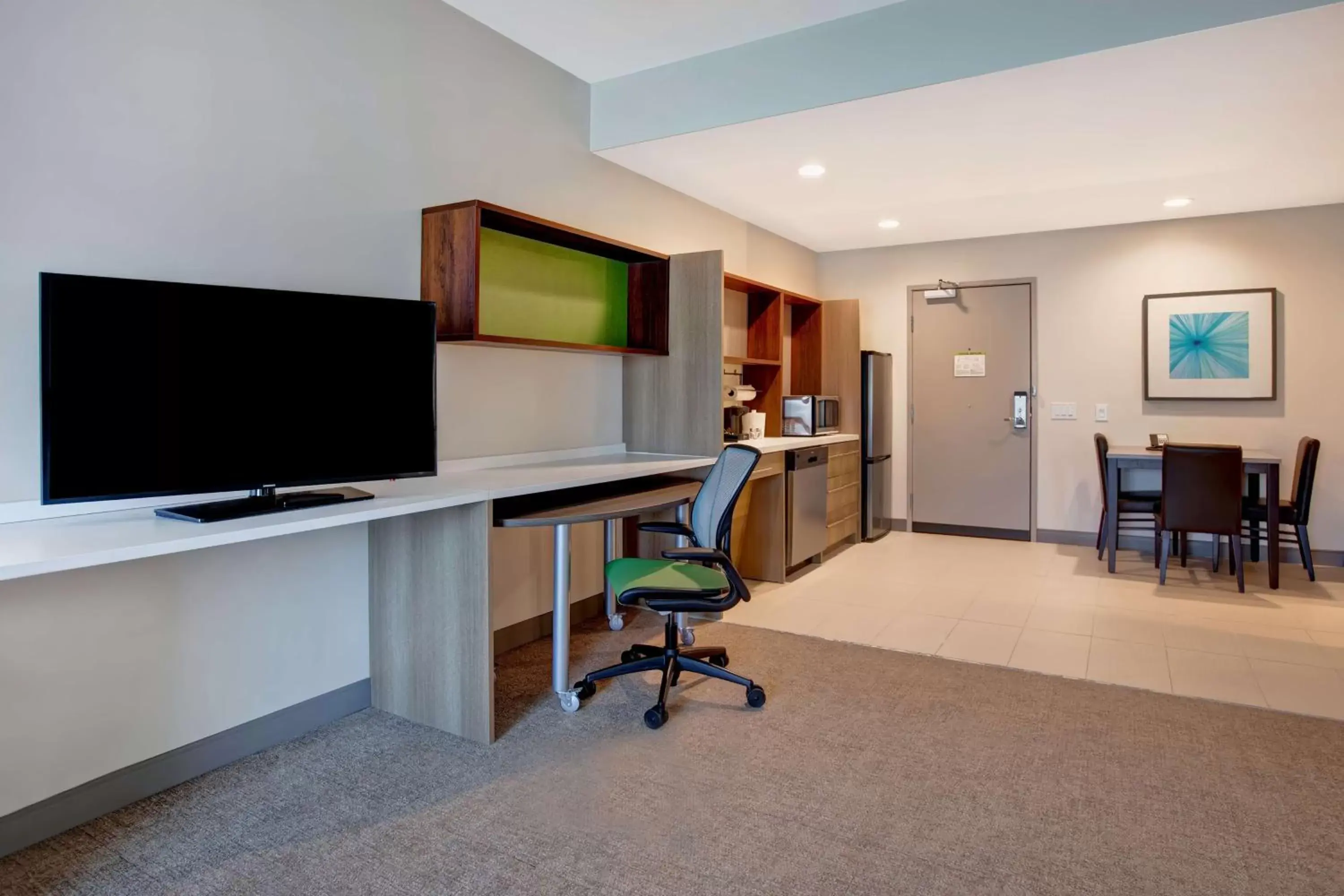 Kitchen or kitchenette, TV/Entertainment Center in Home2 Suites By Hilton Charlotte Northlake