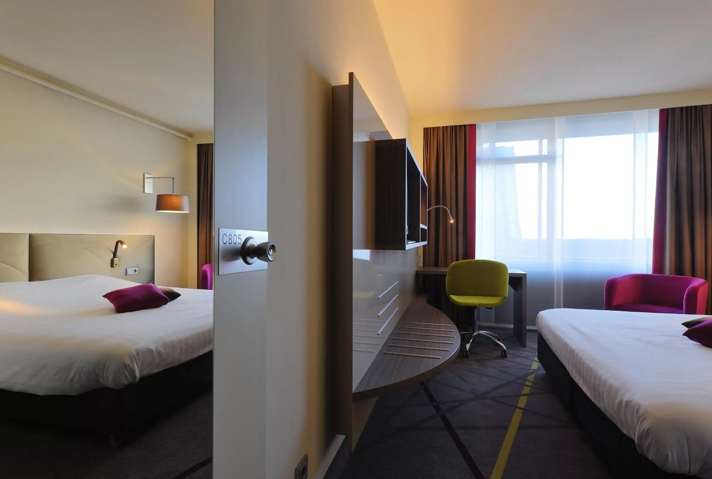 Property building, Bed in Mercure Hotel Groningen Martiniplaza Property building, Bed in Mercure Hotel Groningen Martiniplaza