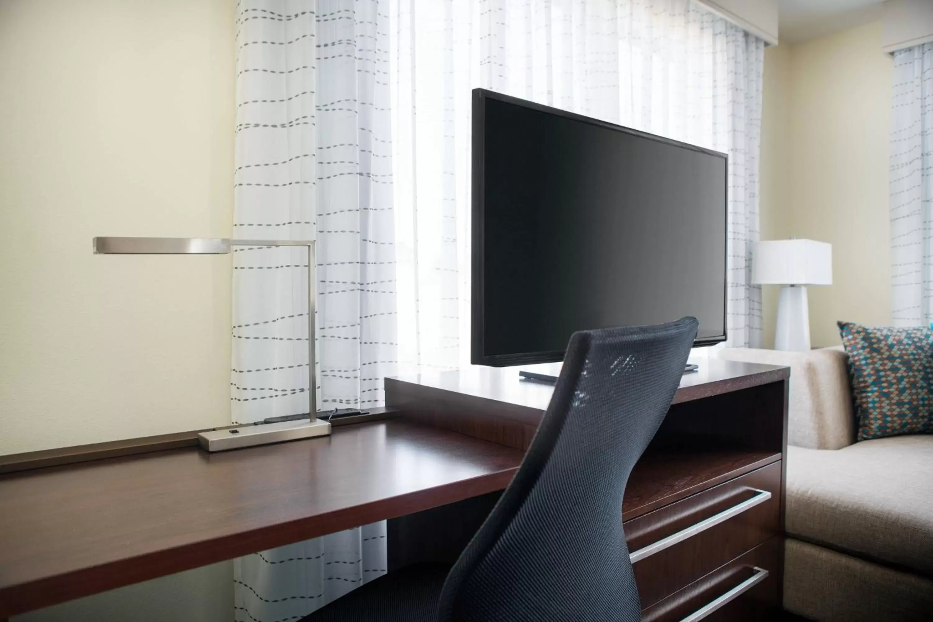 Bedroom, TV/Entertainment Center in Residence Inn by Marriott Los Angeles Pasadena/Old Town