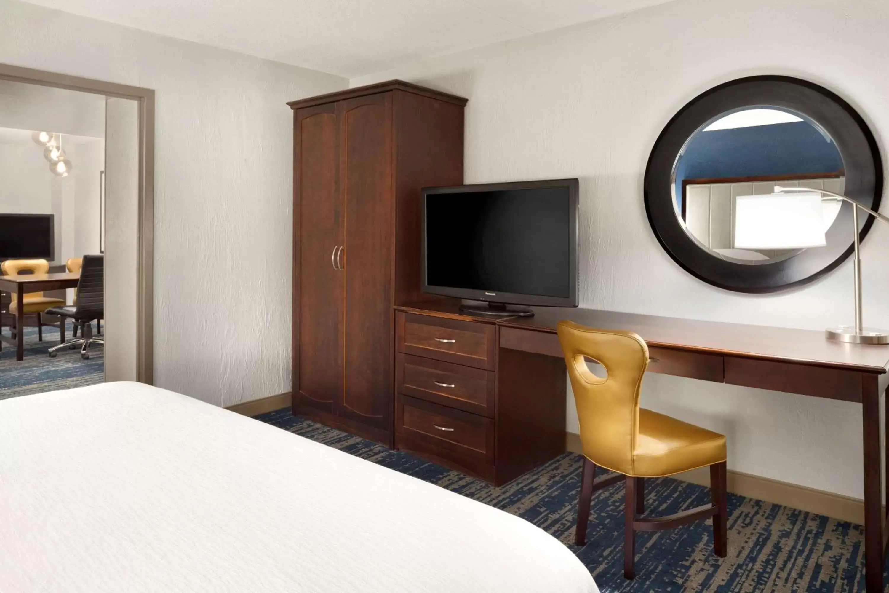 Bed, TV/Entertainment Center in Embassy Suites by Hilton Columbus