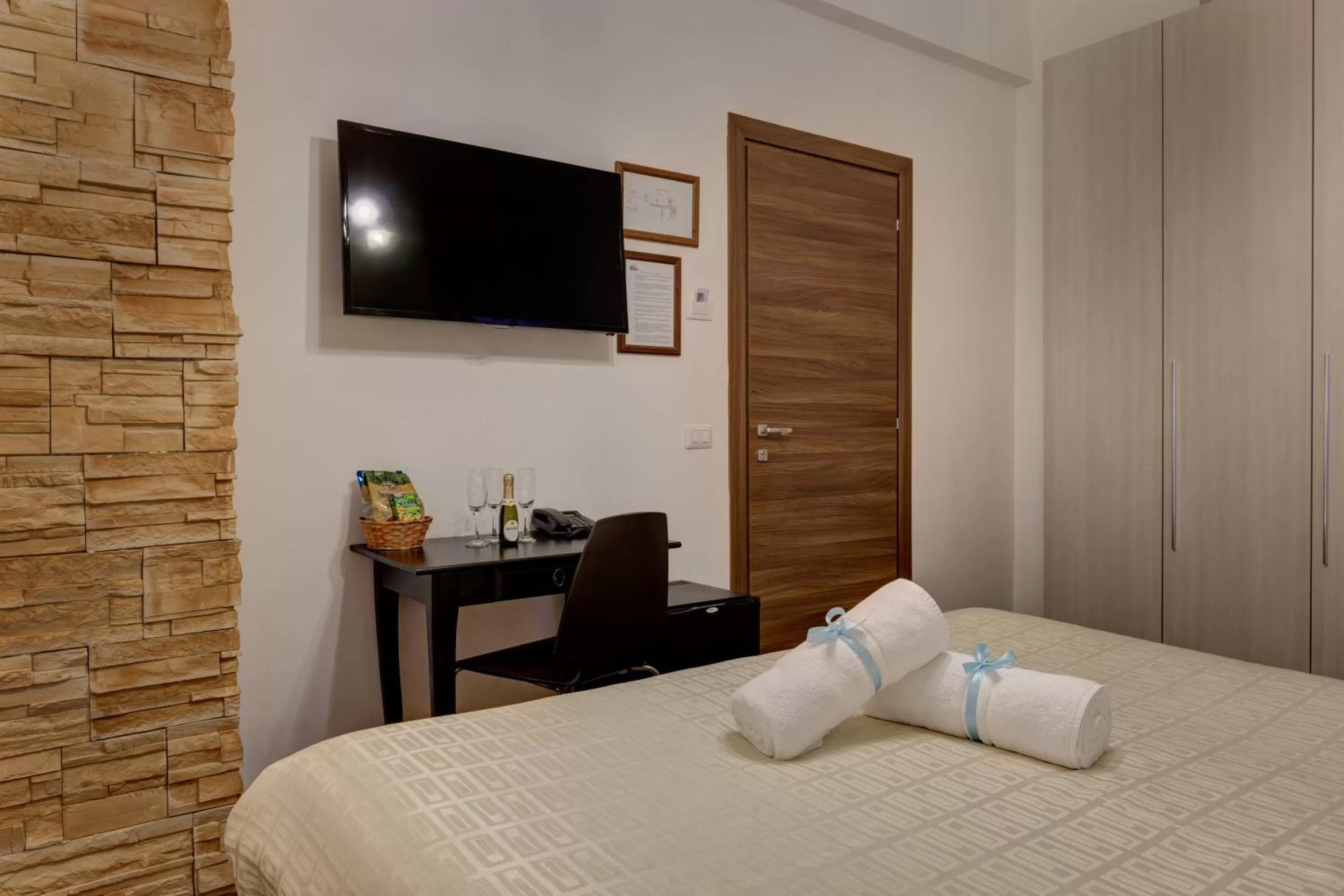 TV and multimedia, Bed in Little Rhome Suites