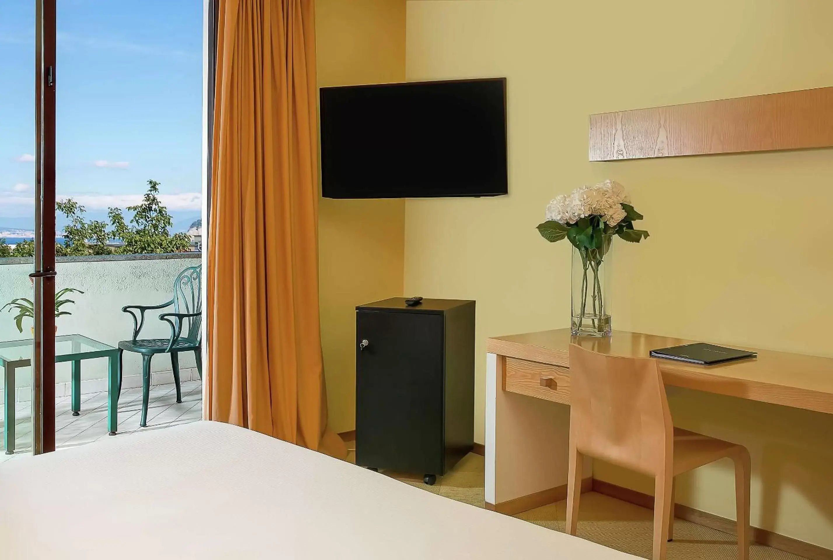 Bedroom, TV/Entertainment Center in Hilton Sorrento Palace