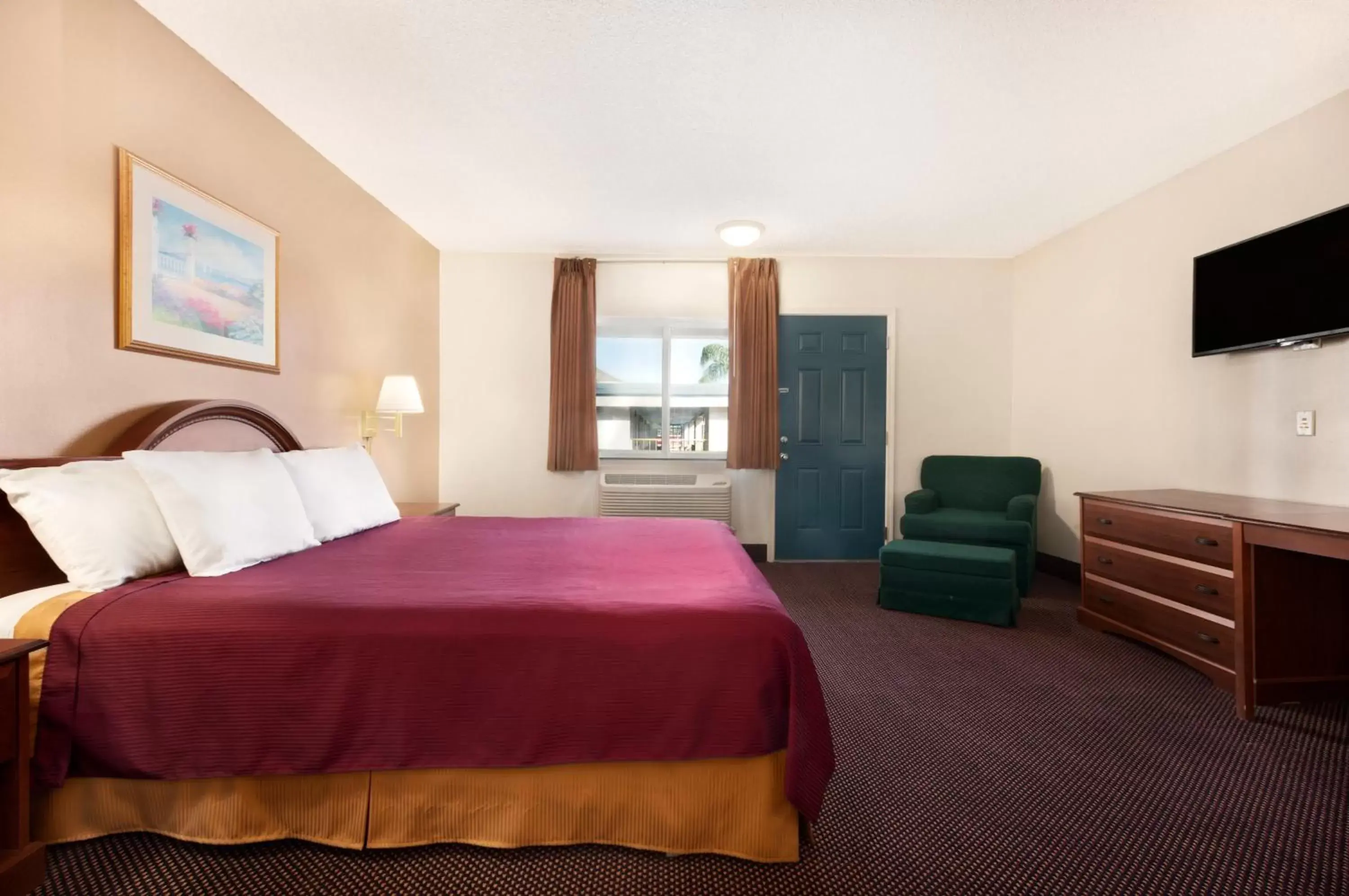Bed in Travelodge by Wyndham Bakersfield