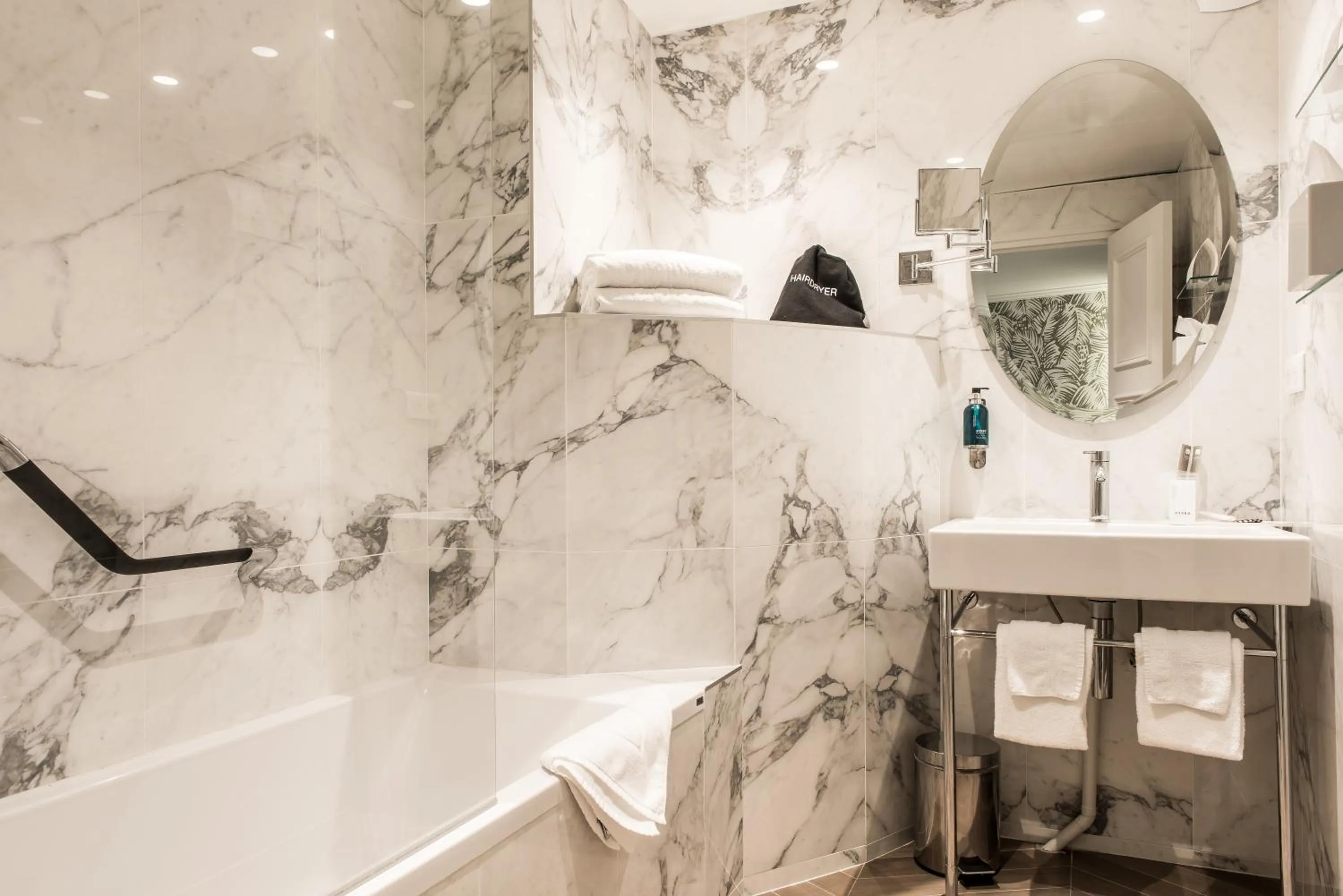 Bathroom in Hôtel Jardin Le Bréa