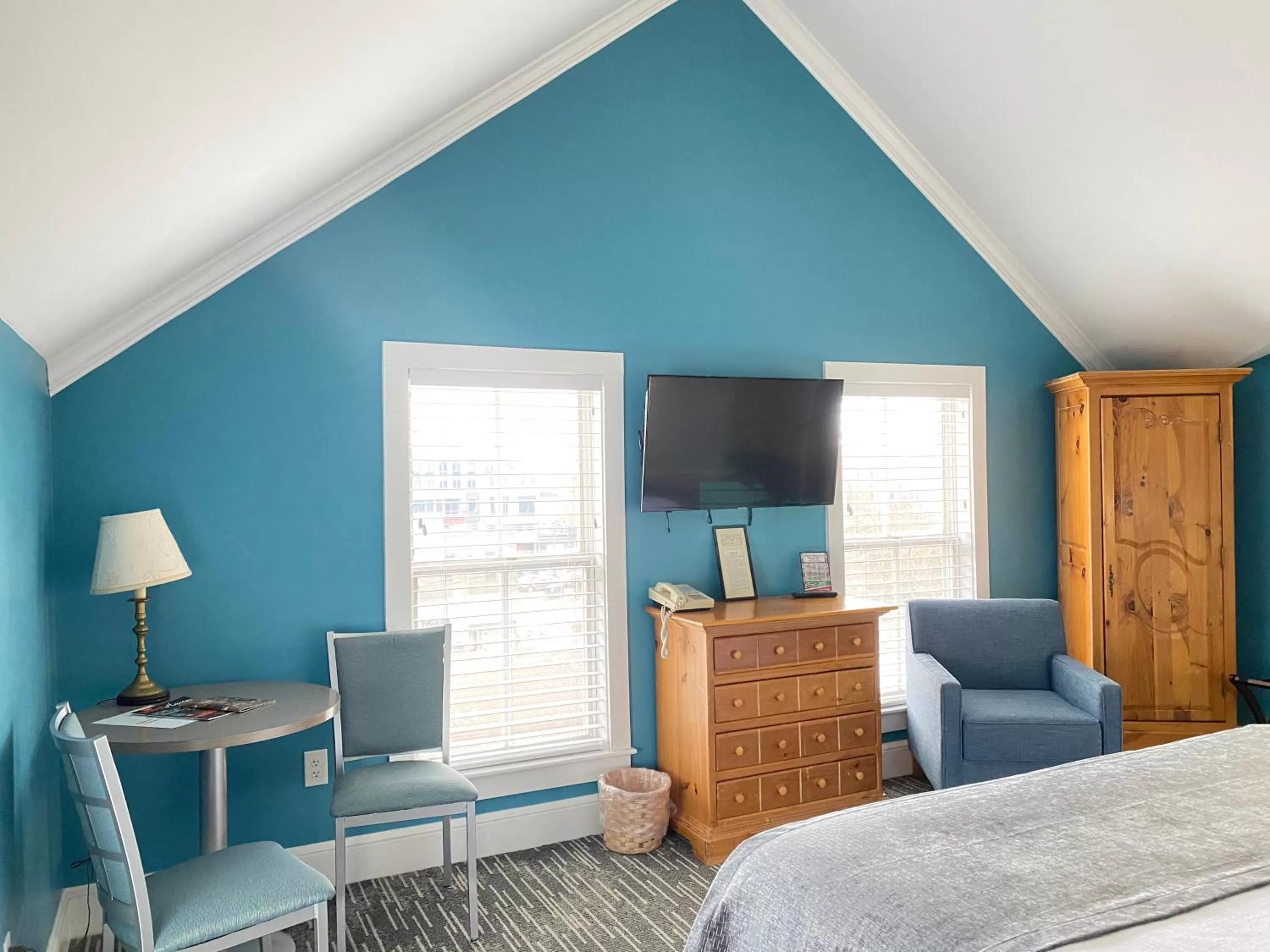 Bed in Harbor House Inn