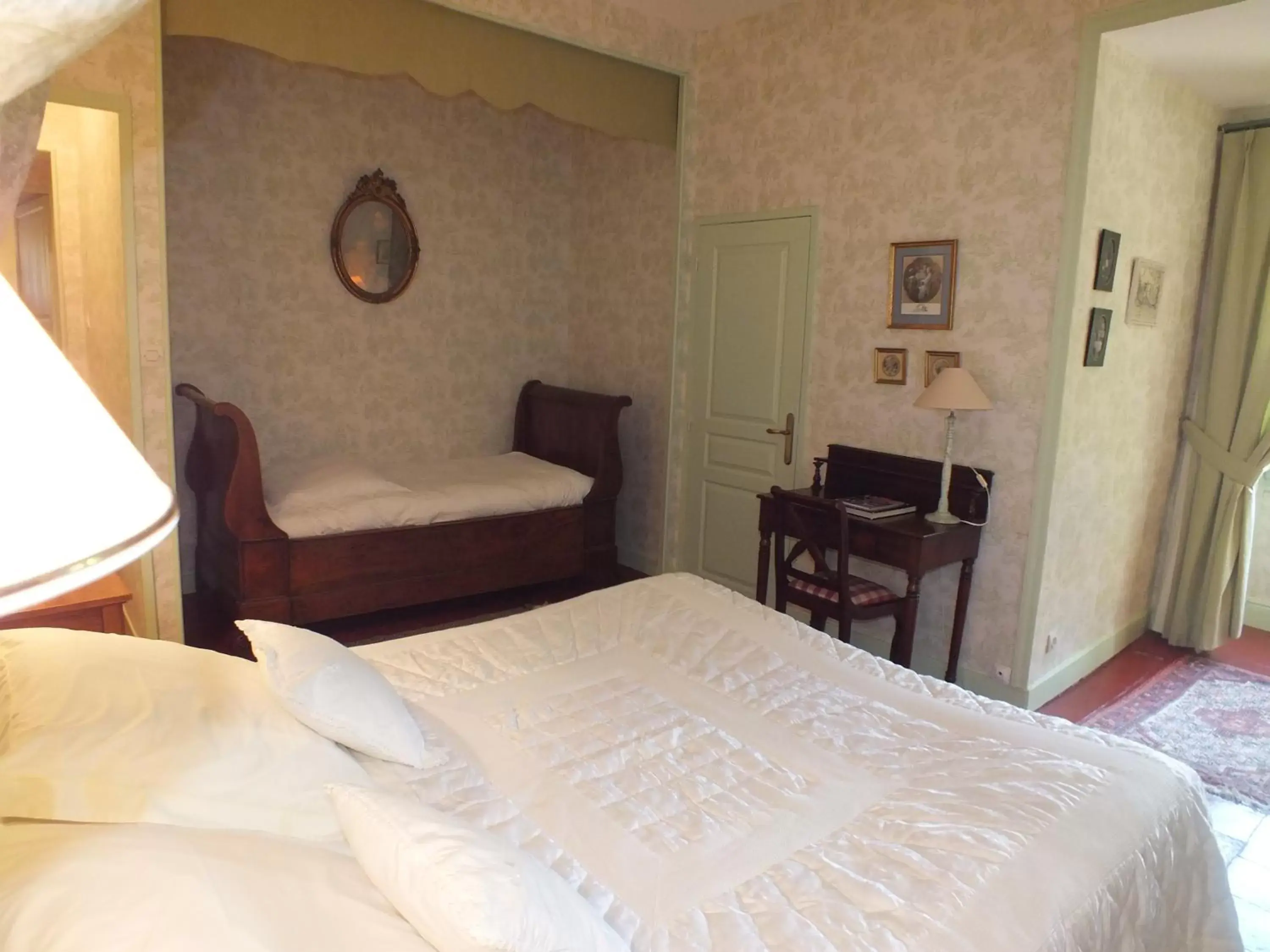 Photo of the whole room, Bed in Château de Nazé