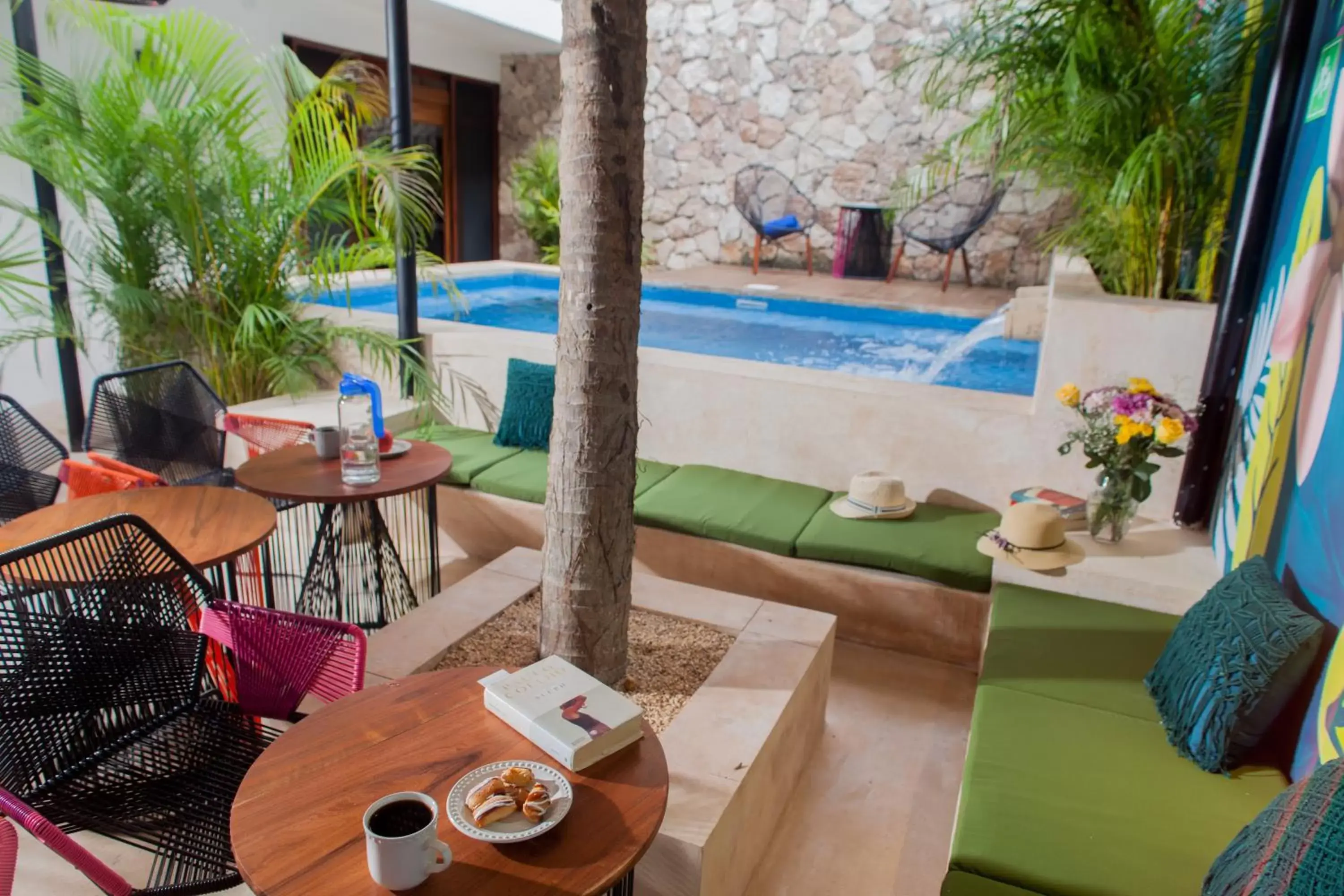 Communal kitchen, Swimming Pool in Latino Hotel Boutique