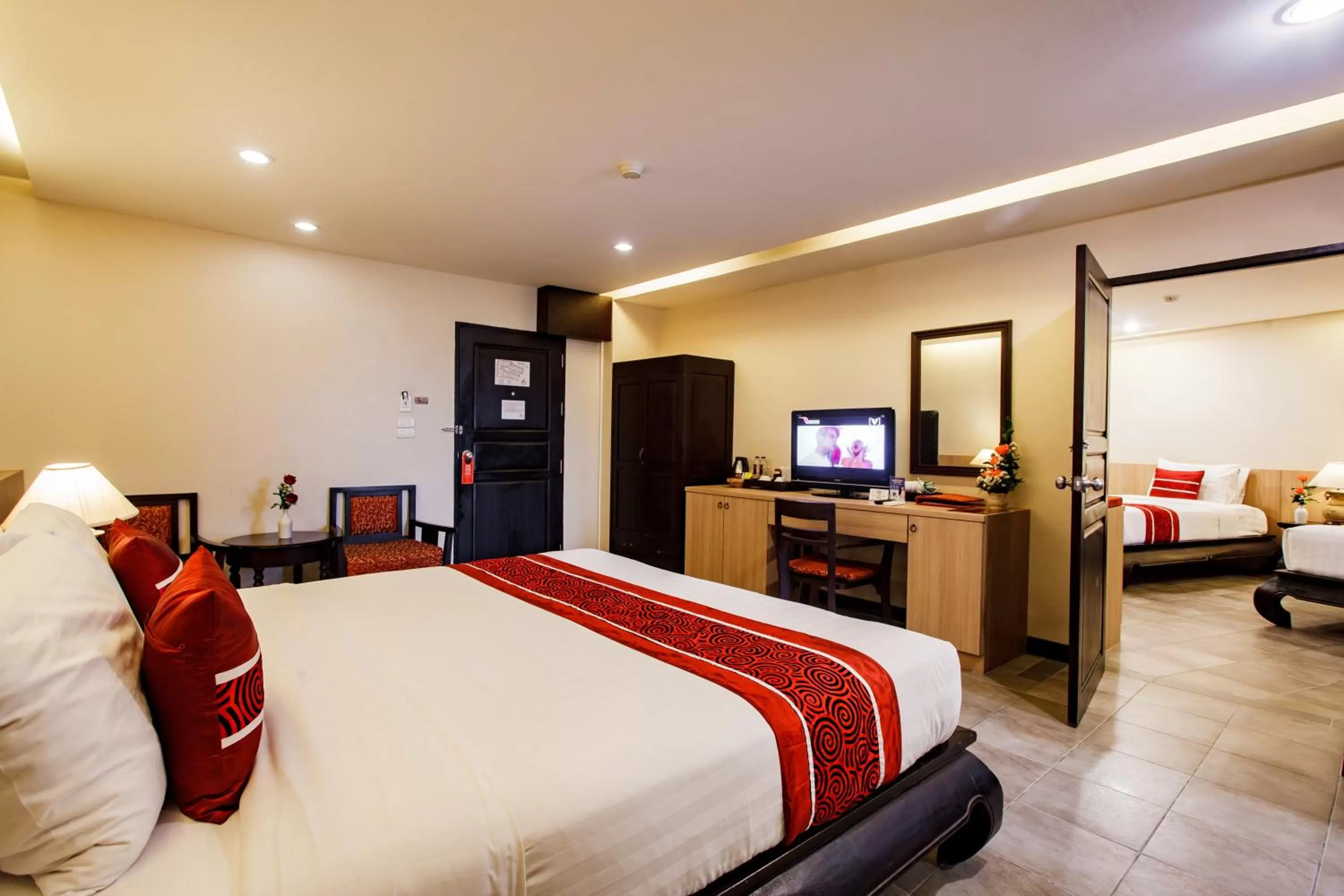 TV and multimedia, Bed in Raming Lodge Hotel