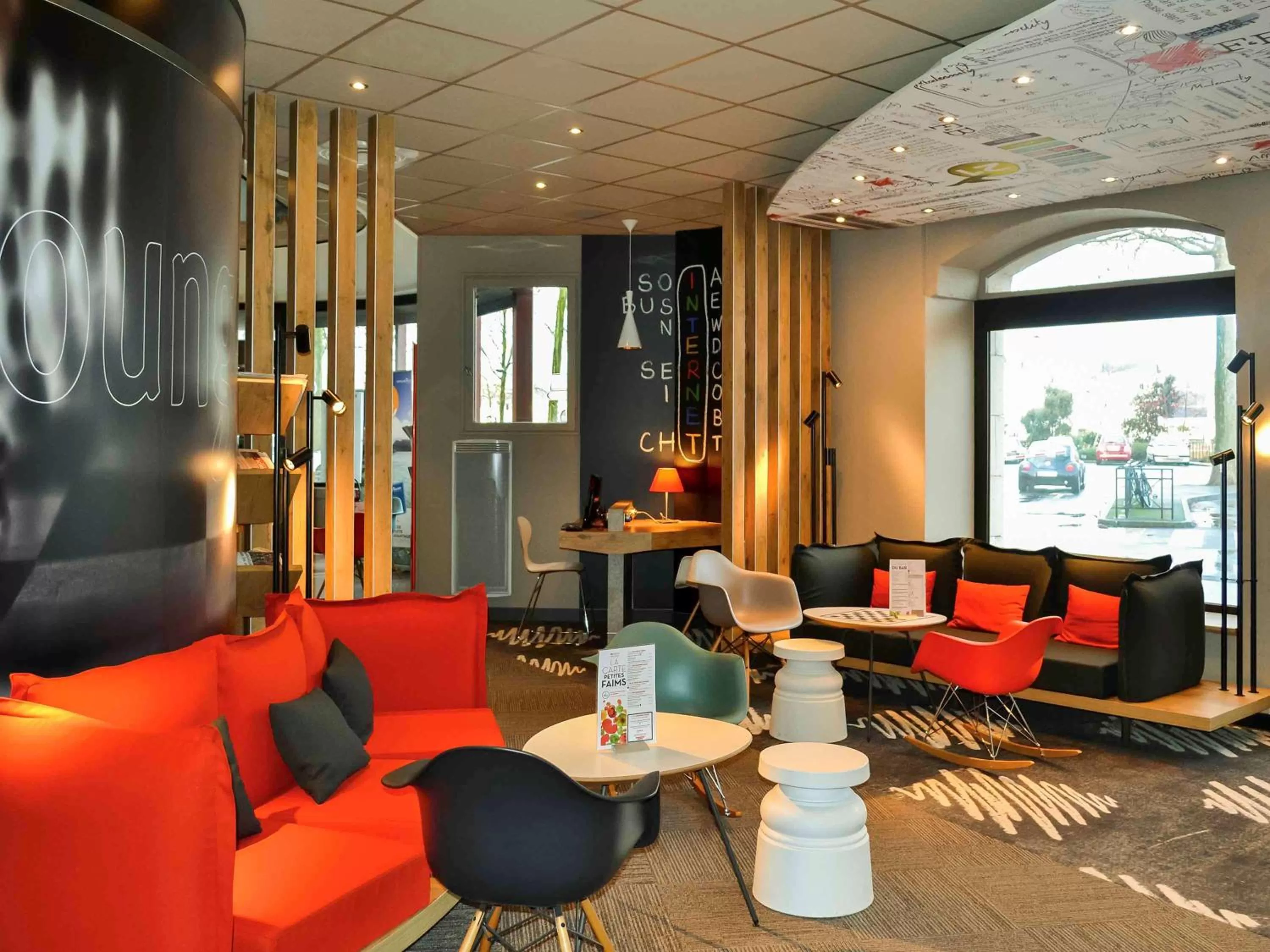Lounge or bar in ibis Angers Centre Chateau